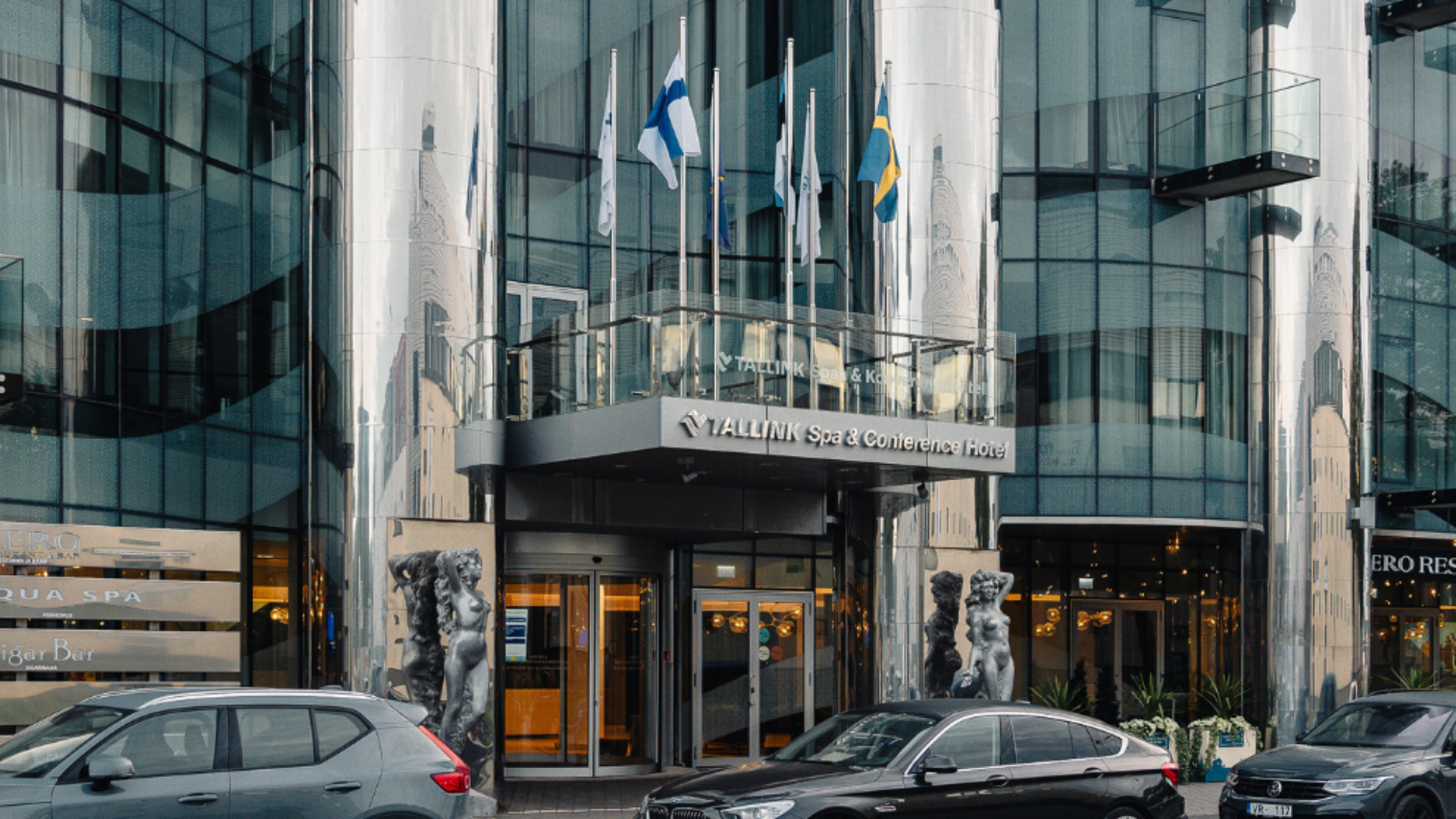 Eesvaade Tallinki spaahotellist, mida kaunistavad nii Eesti riigi kui ka lähiriikide lipud.