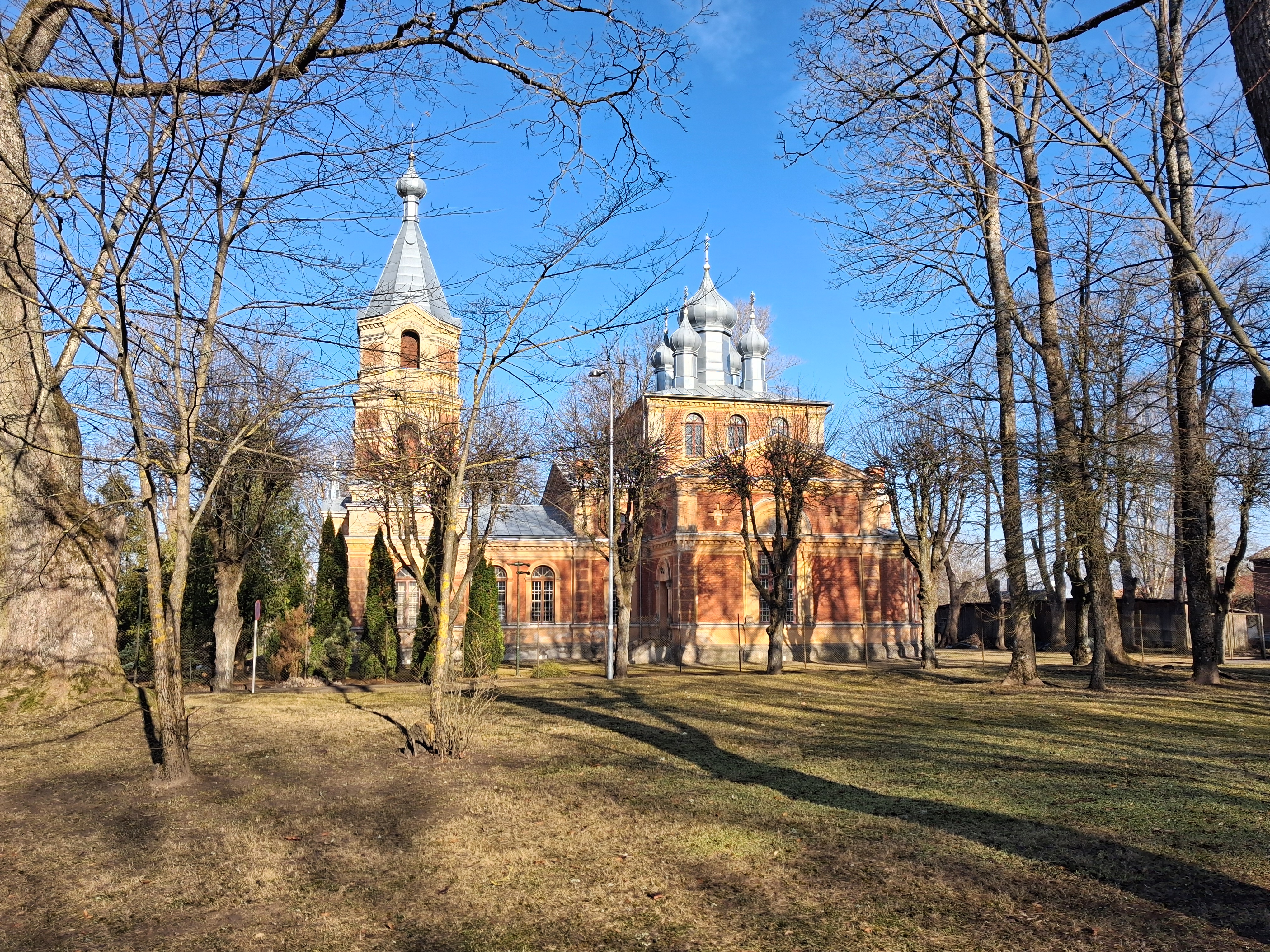 Historitsistlikus stiilis, punastest ja kollastest tellistest ehitatud viiekupliline ja kellatorniga jumalakoda on üks Eesti neljast apostliku õigeusu