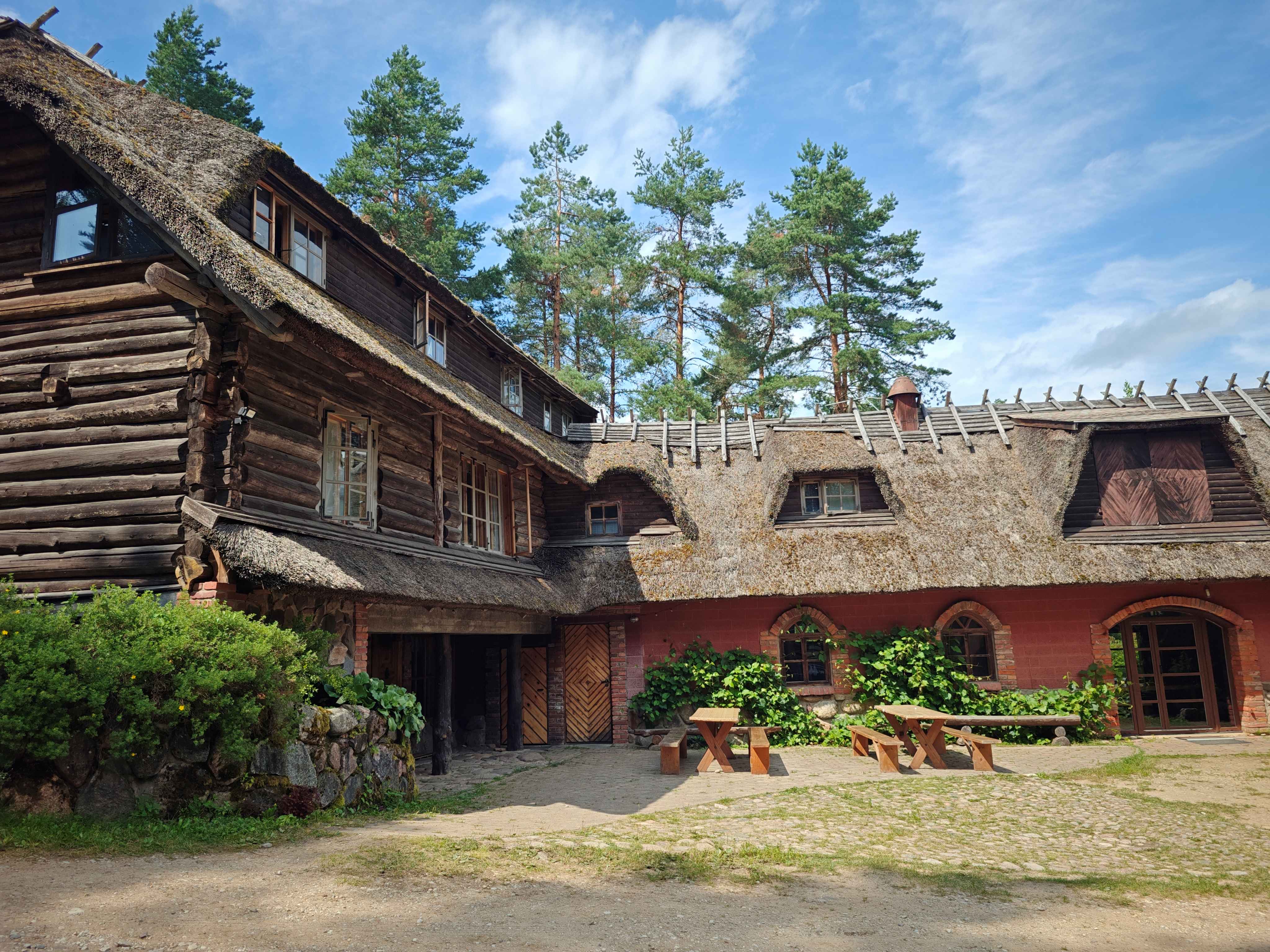 Suur Puhkemaja ja Tallisaal, hoovis lauad