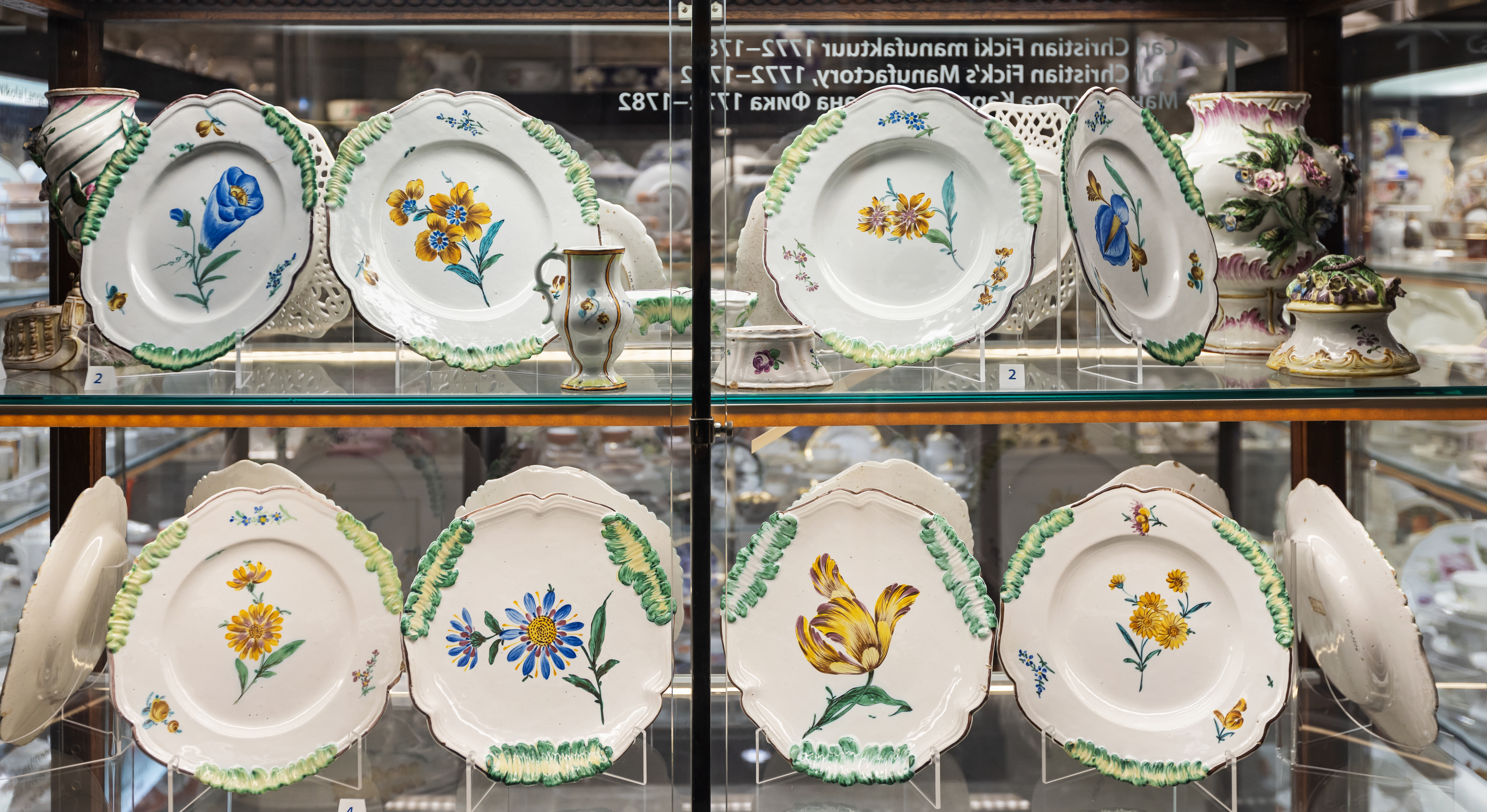 Näitus linnaelumuuseumi avahoidlas. Kaunid nõud ja kandelaabrid.