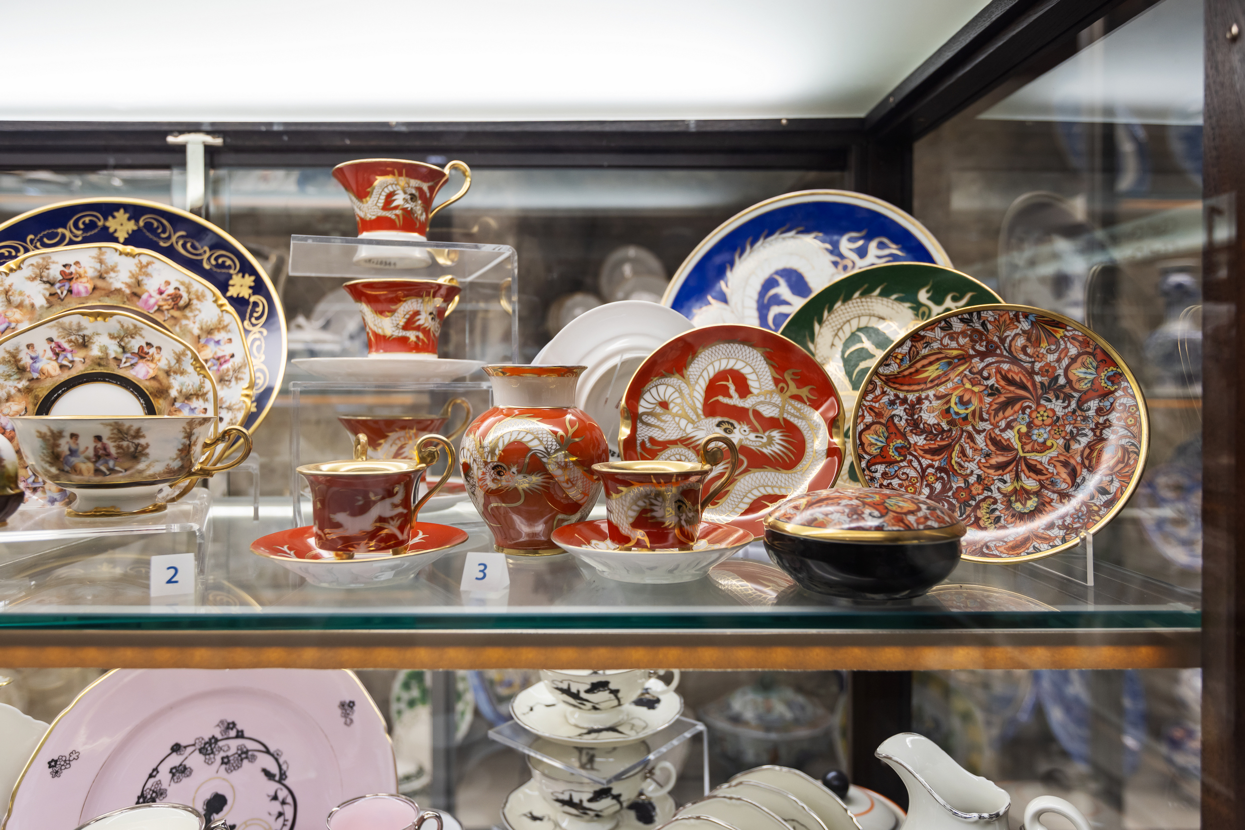 Näitus linnaelumuuseumi avahoidlas. Kaunid nõud ja kandelaabrid.