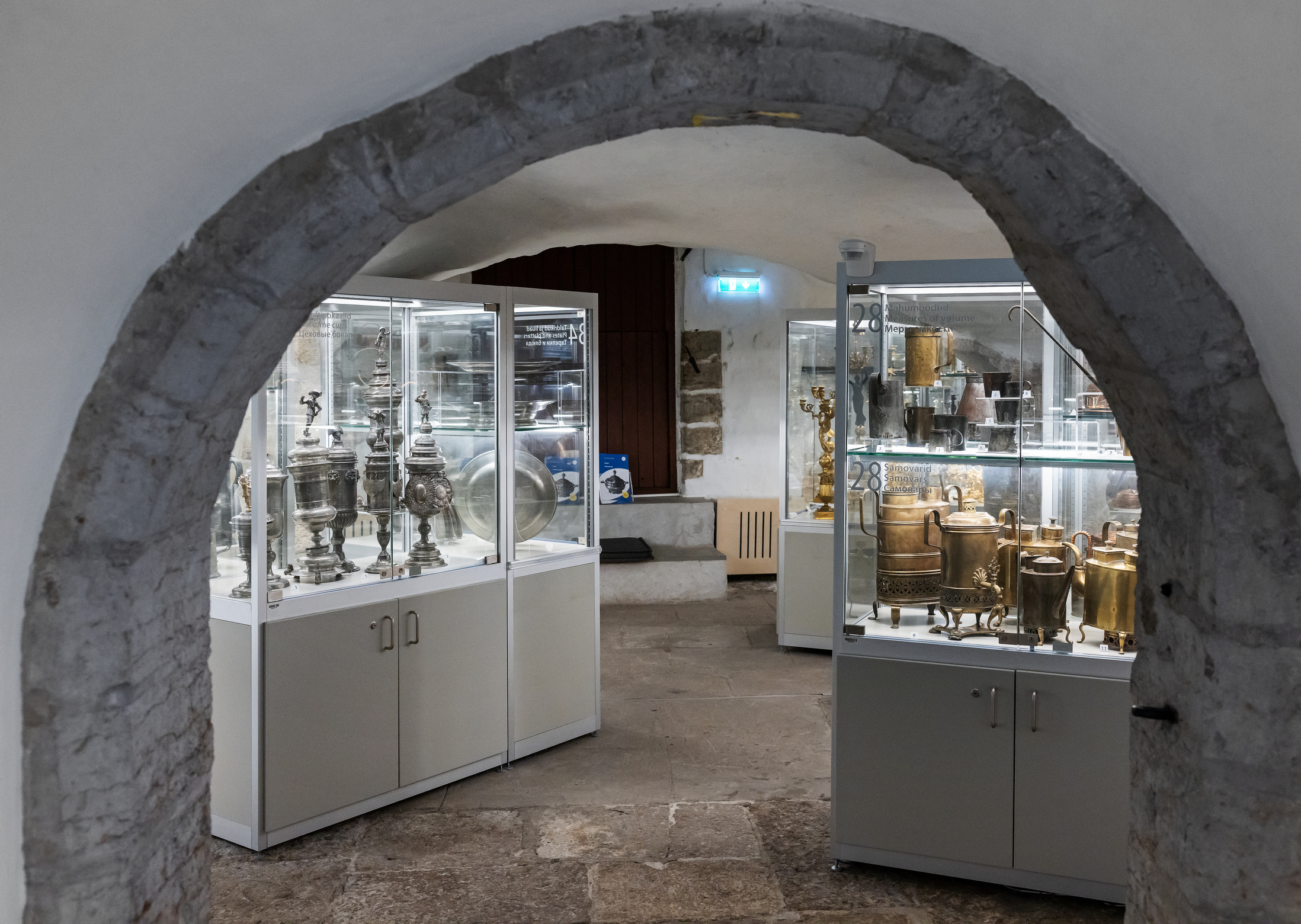 Näitus linnaelumuuseumi avahoidlas. Kaunid nõud ja kandelaabrid.