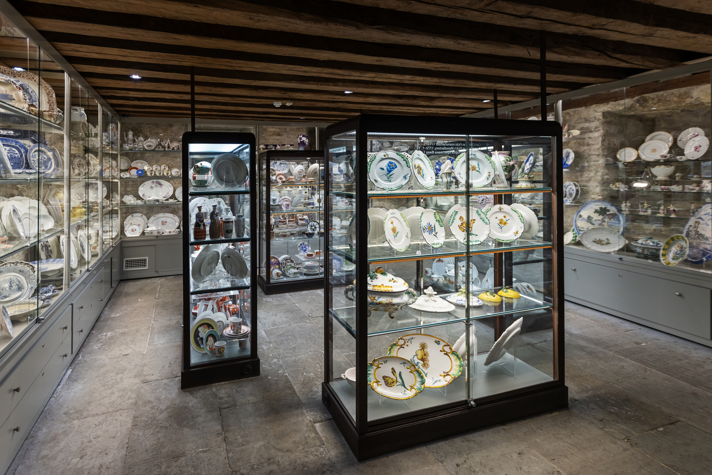 Näitus linnaelumuuseumi avahoidlas. Kaunid nõud ja kandelaabrid.