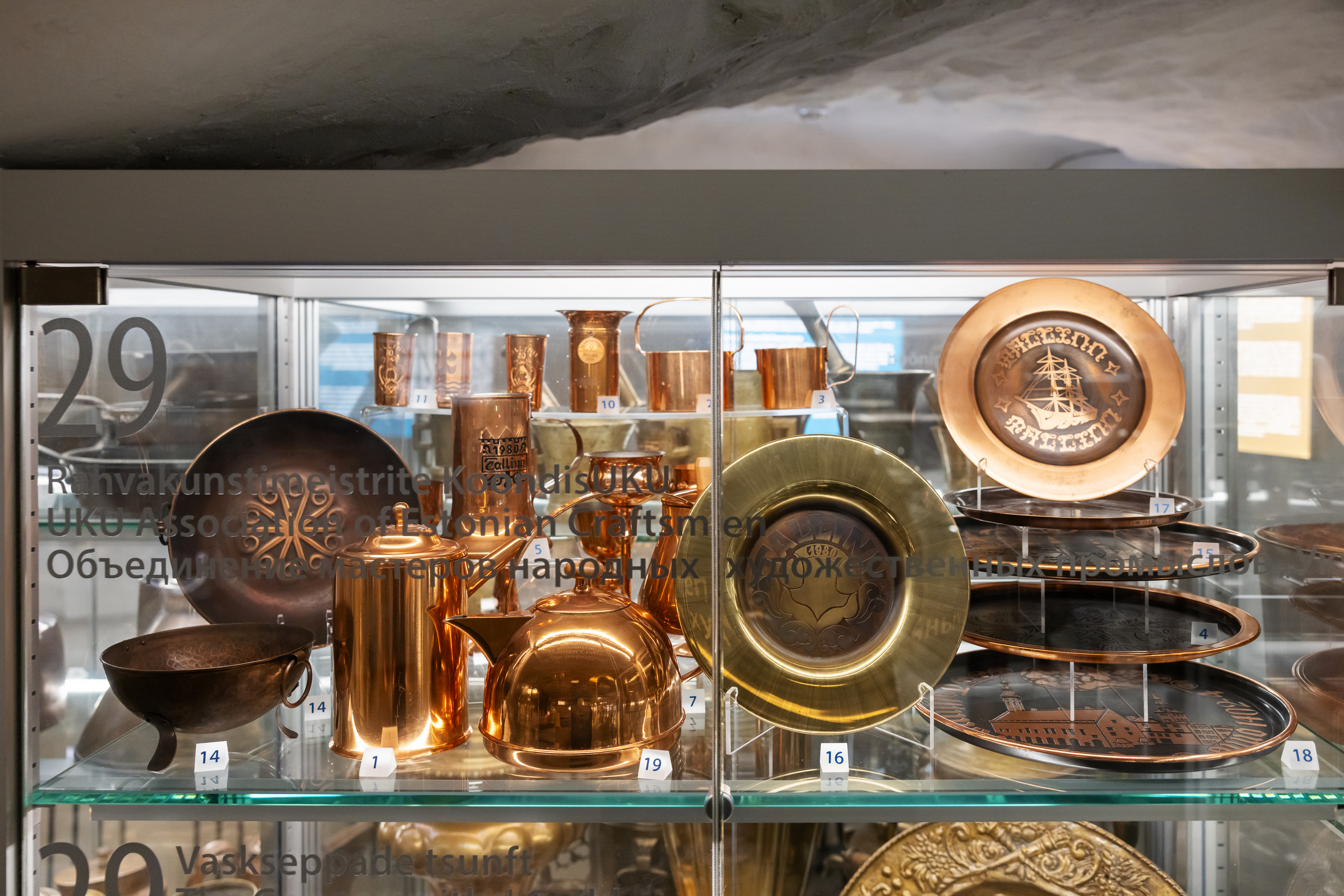 Näitus linnaelumuuseumi avahoidlas. Kaunid nõud ja kandelaabrid.