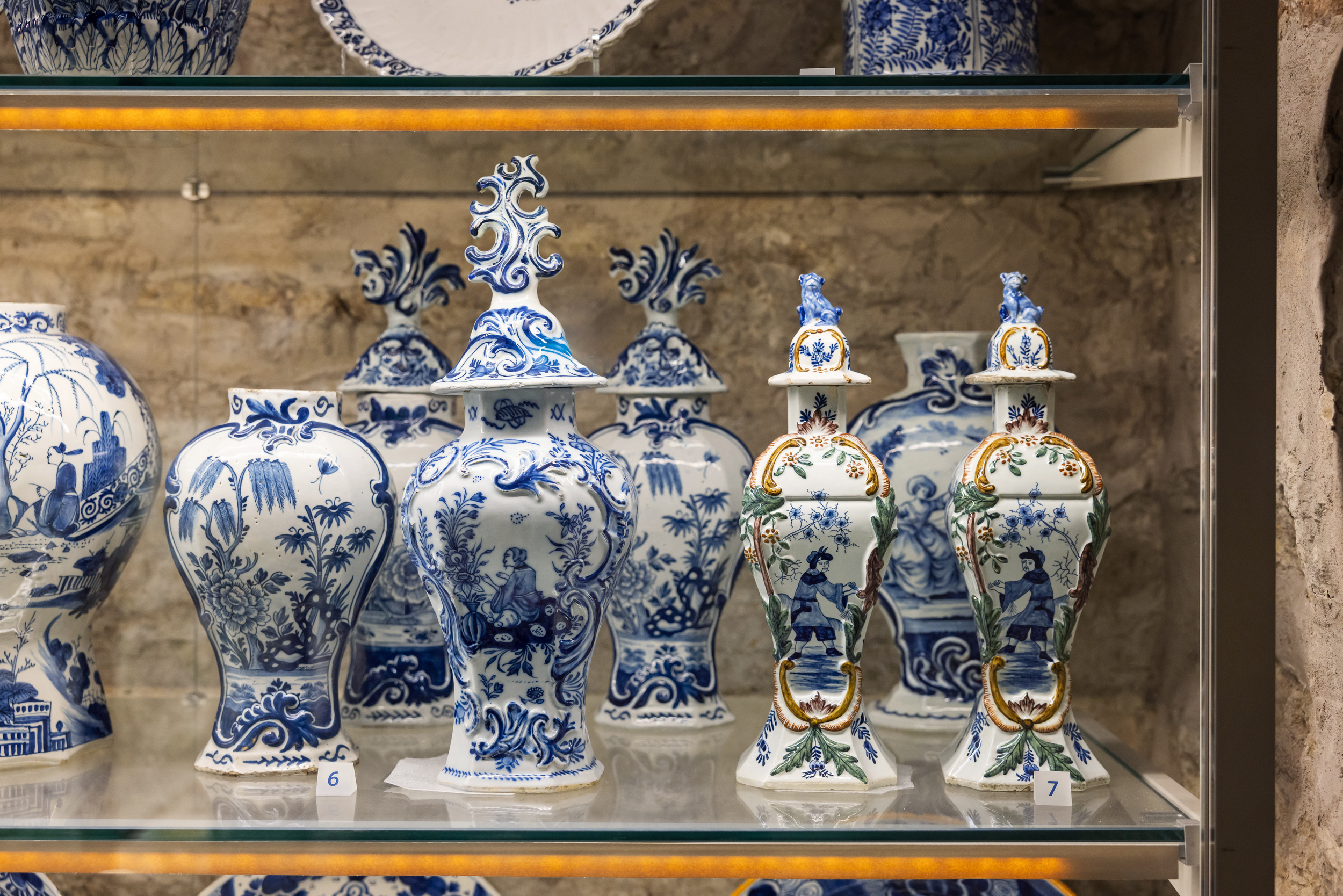 Näitus linnaelumuuseumi avahoidlas. Kaunid nõud ja kandelaabrid.