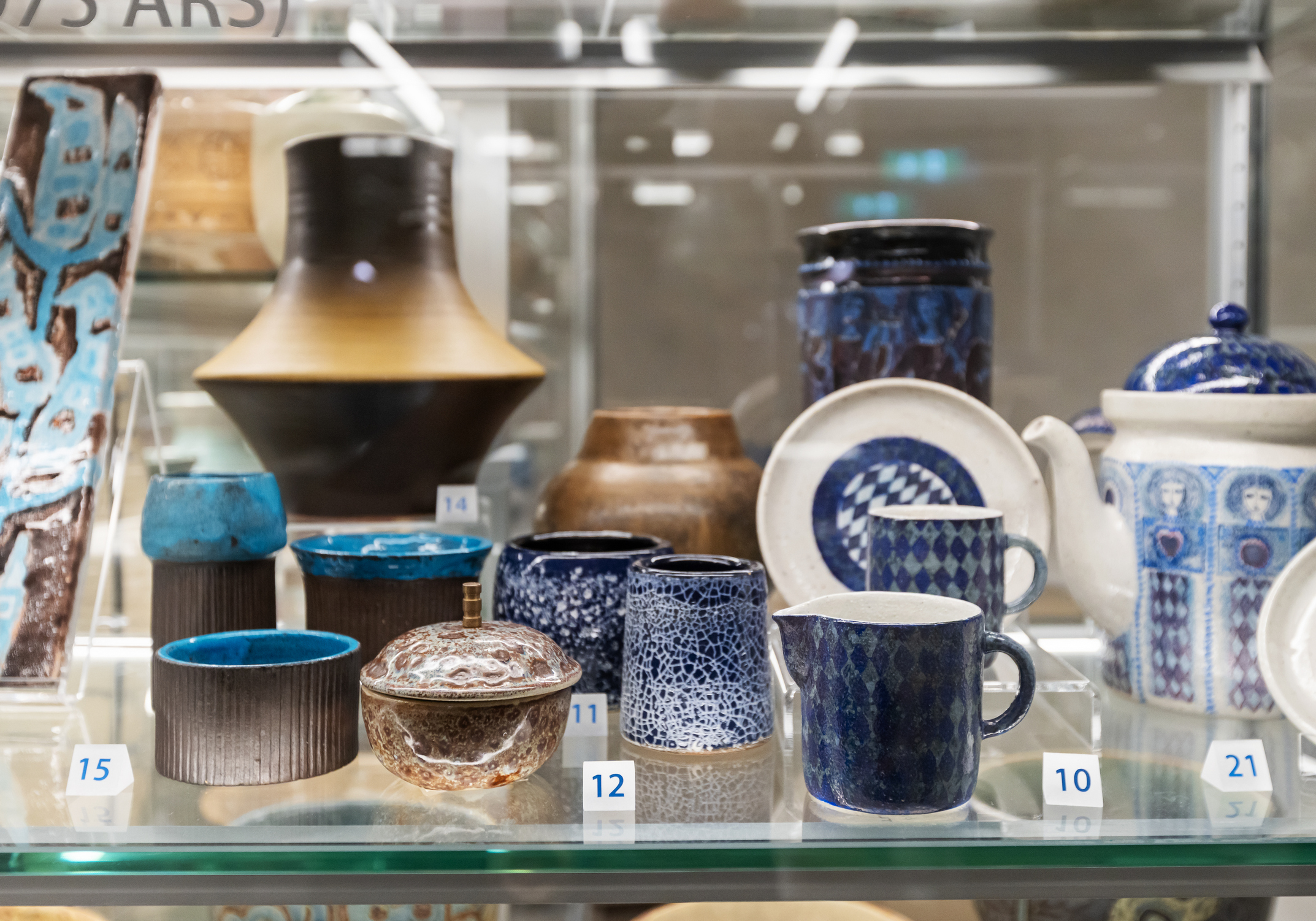 Näitus linnaelumuuseumi avahoidlas. Kaunid nõud ja kandelaabrid.