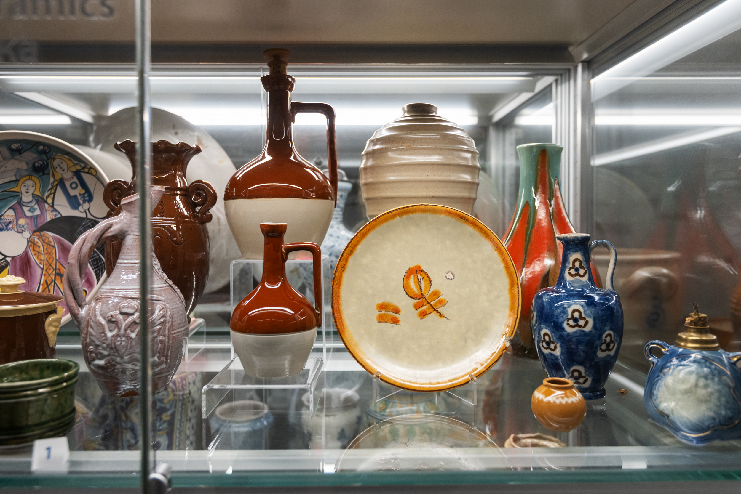 Näitus linnaelumuuseumi avahoidlas. Kaunid nõud ja kandelaabrid.