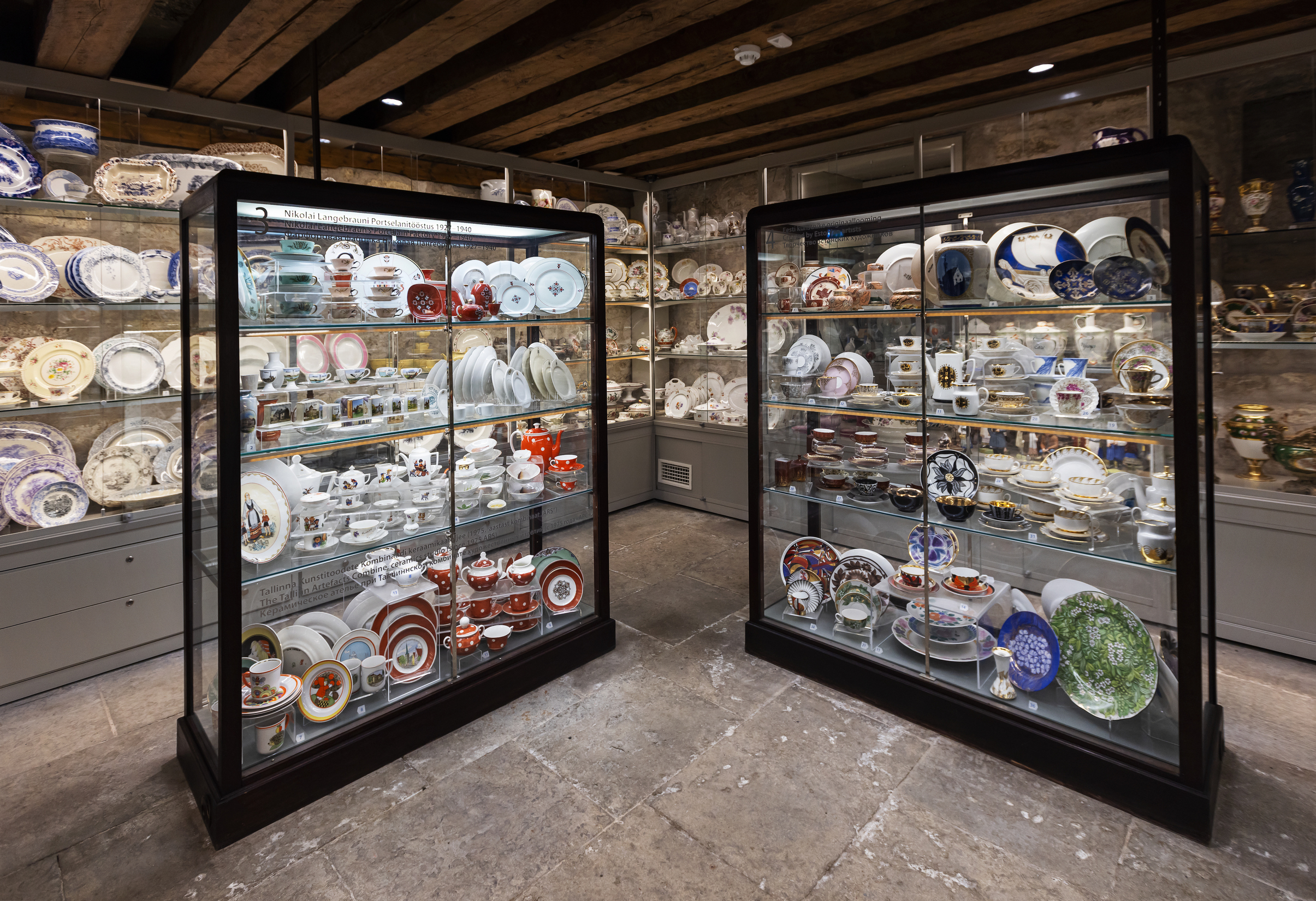 Näitus linnaelumuuseumi avahoidlas. Kaunid nõud ja kandelaabrid.