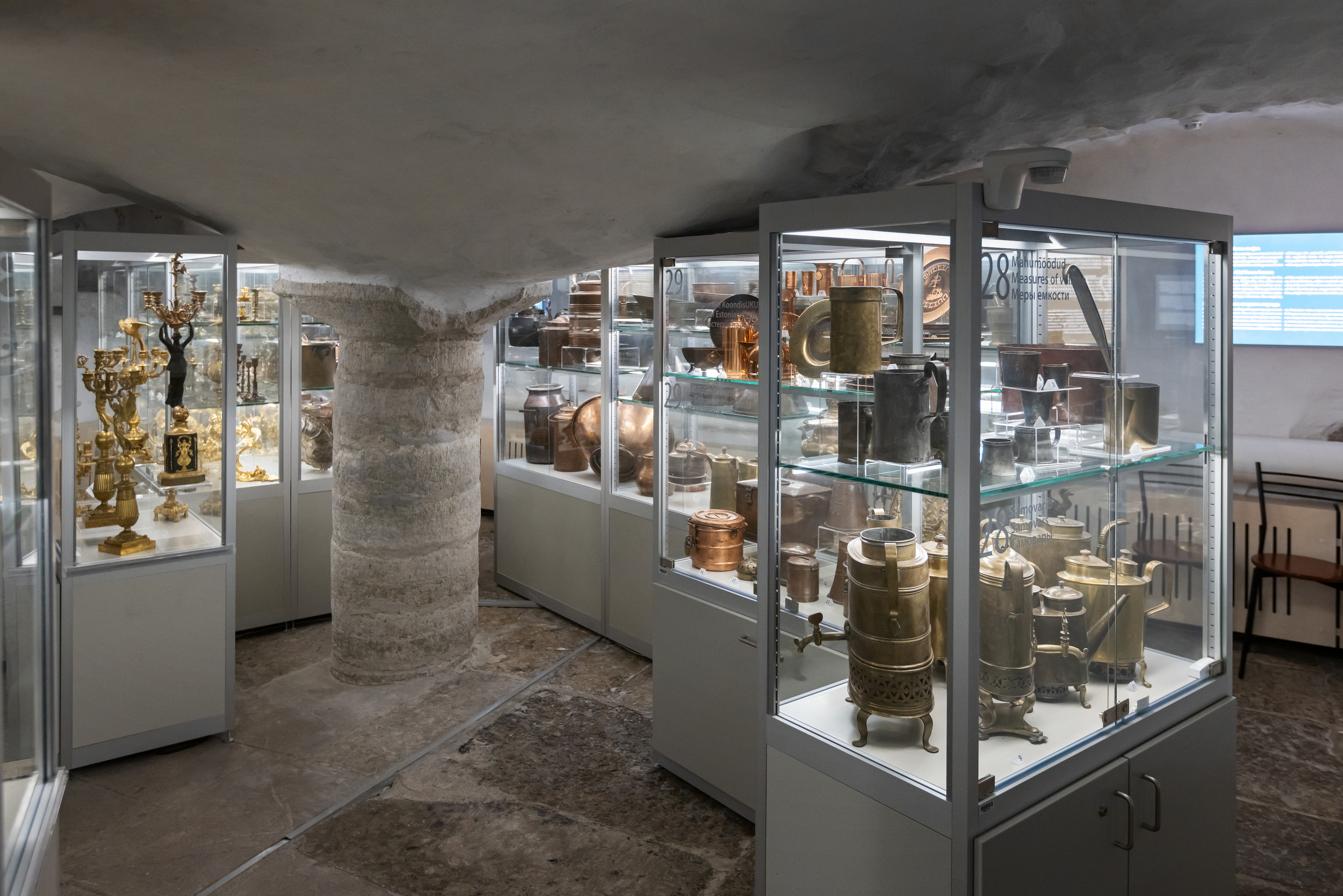 Näitus linnaelumuuseumi avahoidlas. Kaunid nõud ja kandelaabrid.