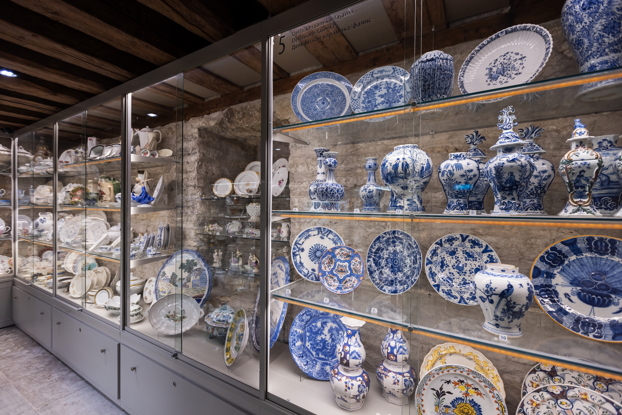 Näitus linnaelumuuseumi avahoidlas. Kaunid nõud ja kandelaabrid.