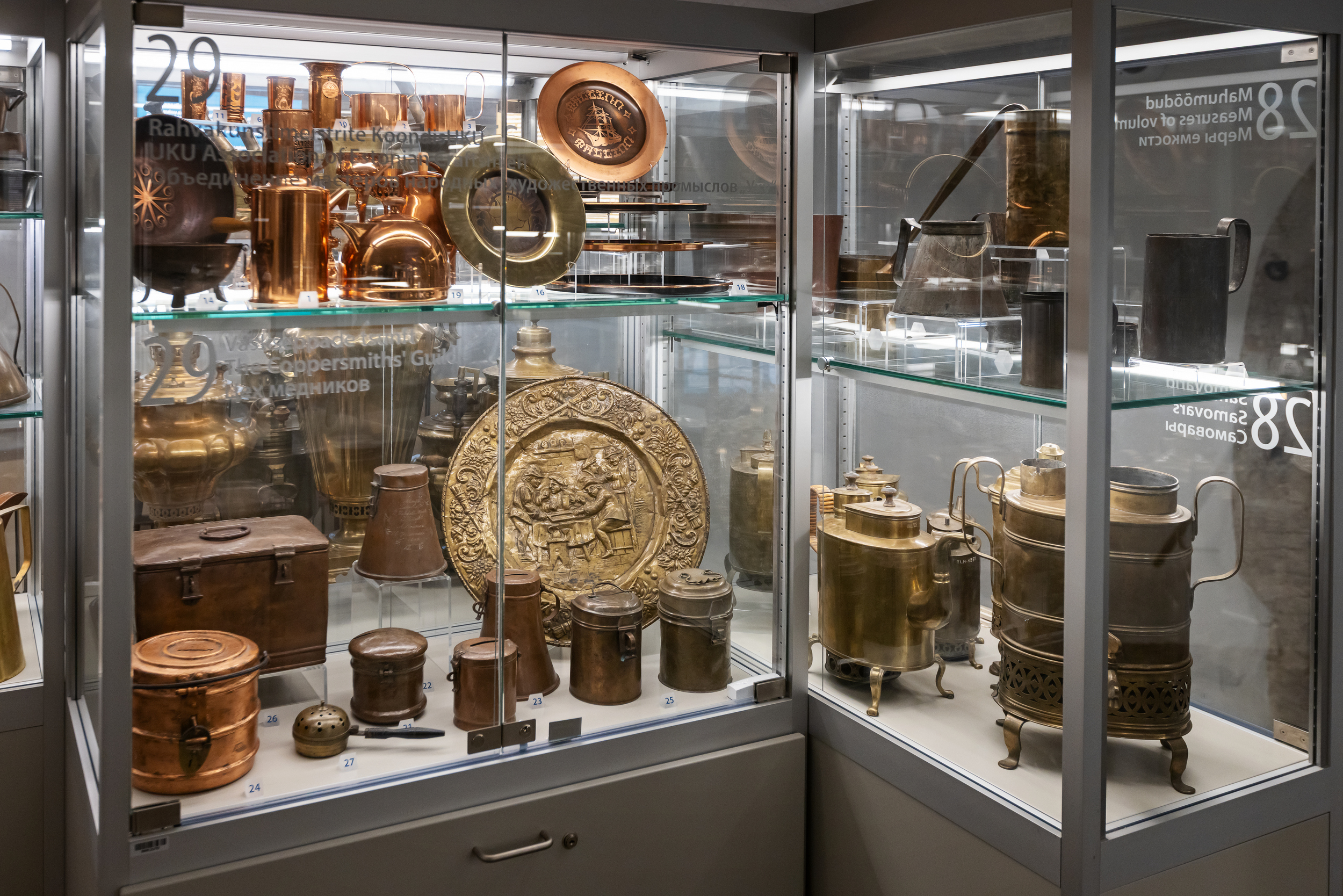 Näitus linnaelumuuseumi avahoidlas. Kaunid nõud ja kandelaabrid.