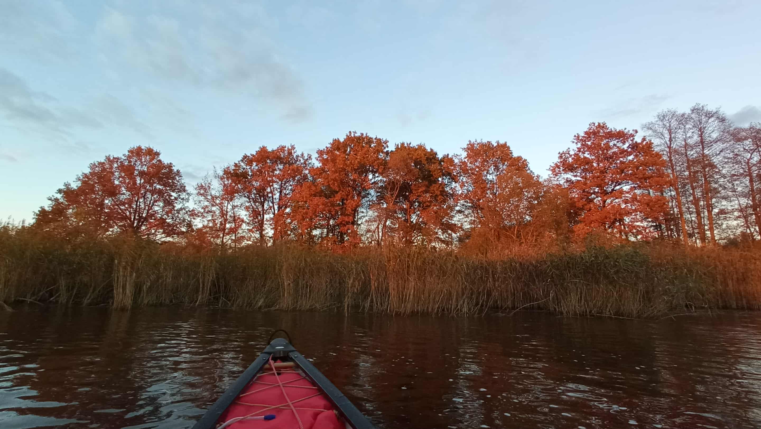 Kanuuga Emajõel, sügisõhtu loojang