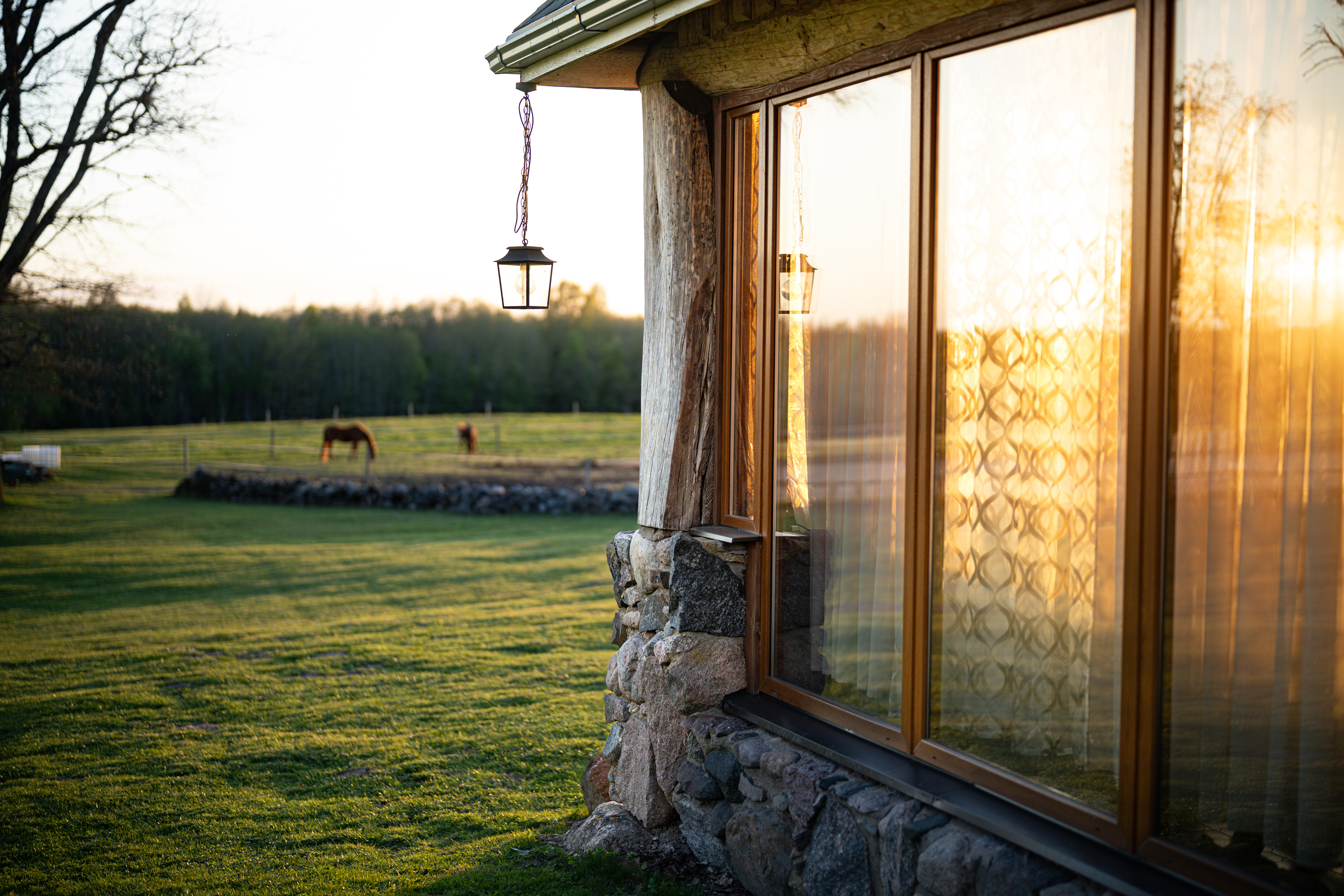 Metsapiiga Talu auringonlaskun aikaan