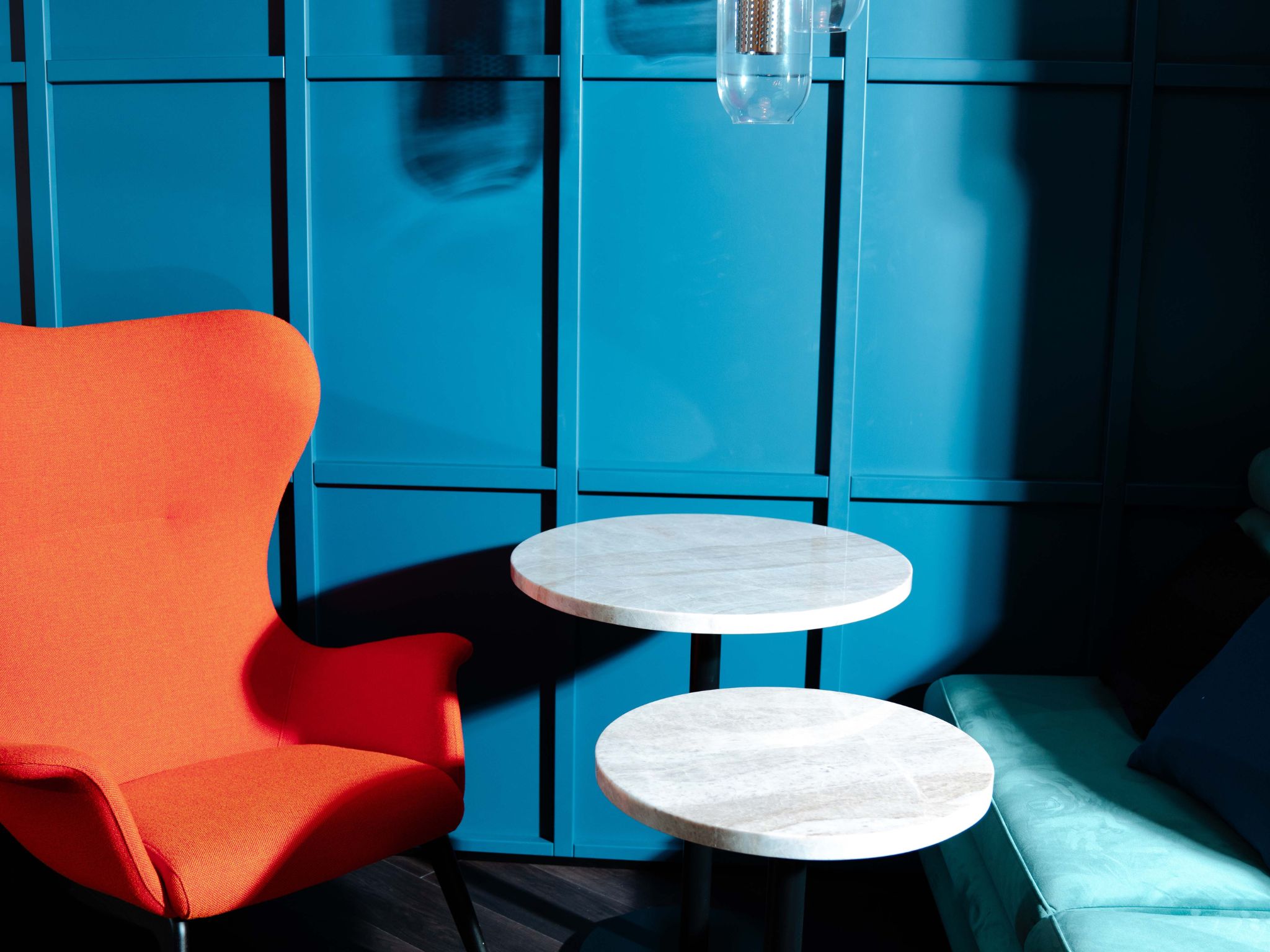 Farbenfrohes Innendesign der Cocktailbar