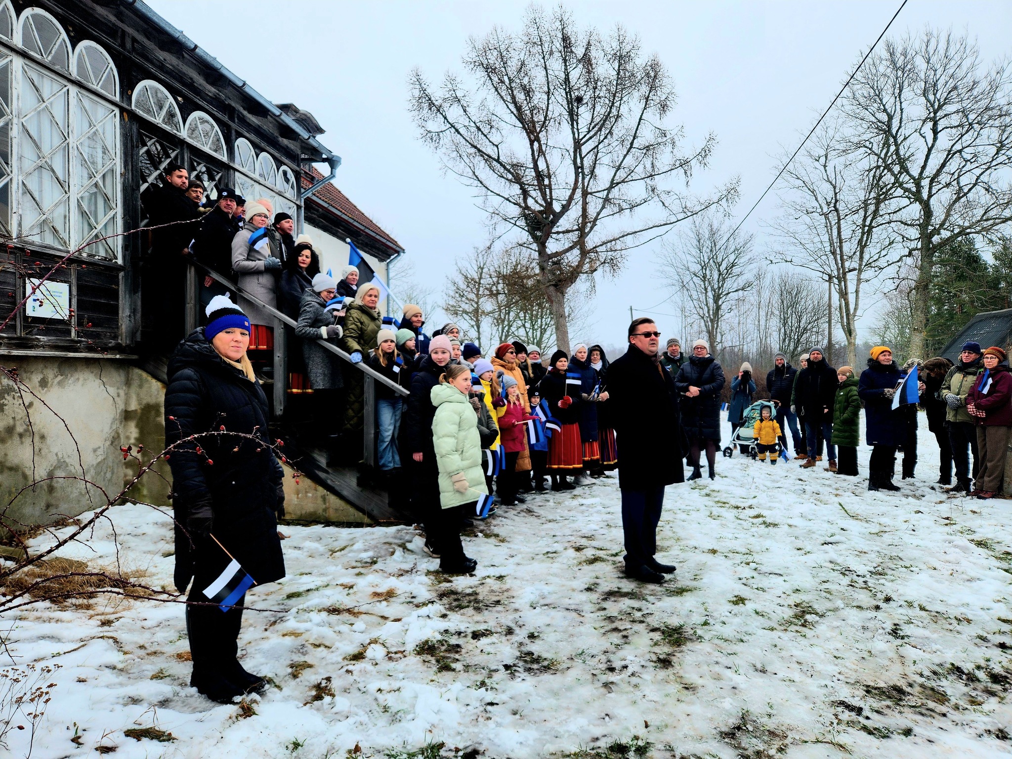 Eesti hümni laulmine Reigi pastoraadi trepil