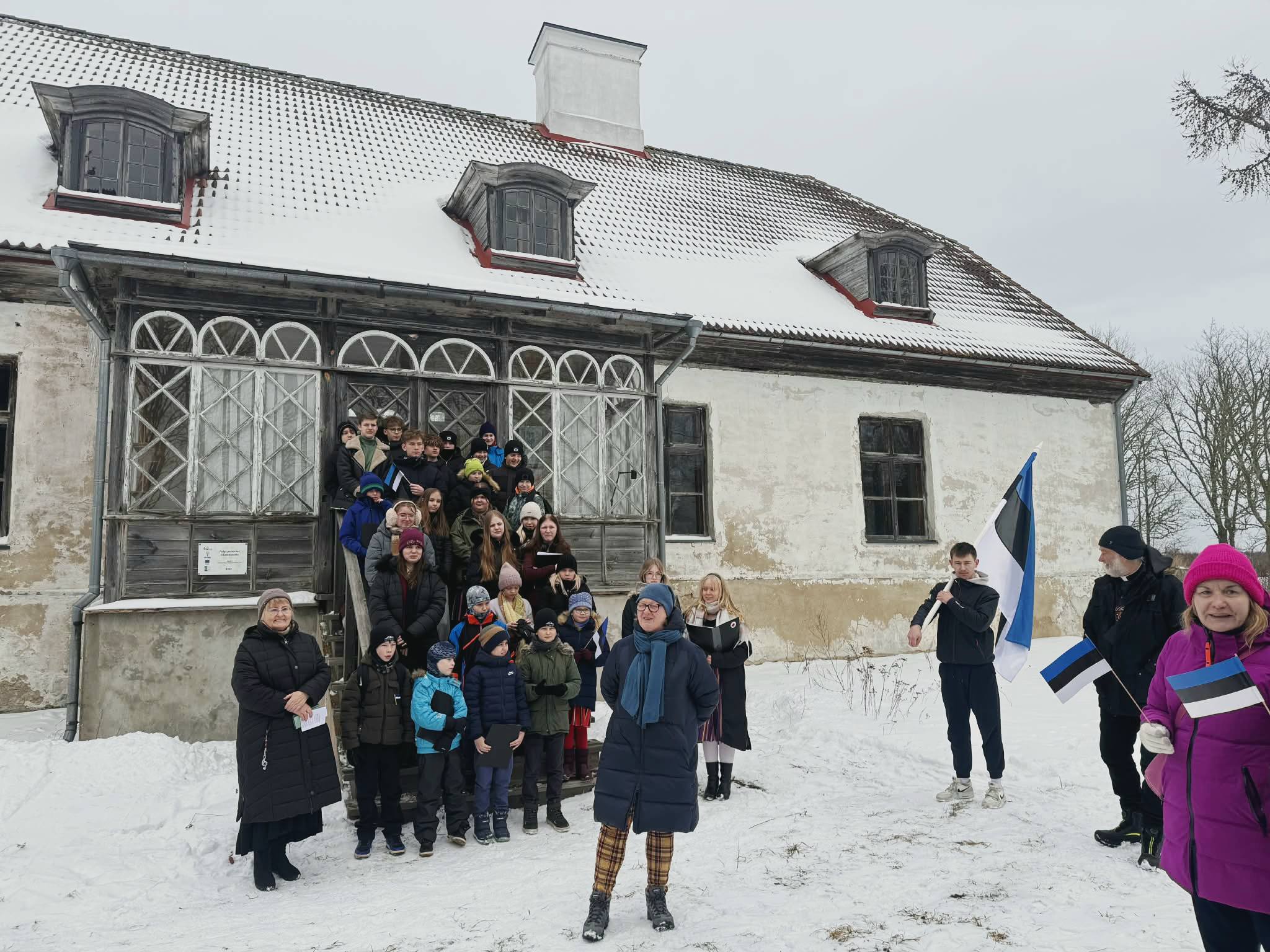 Eesti hümni laulmine Reigi pastoraadi trepil