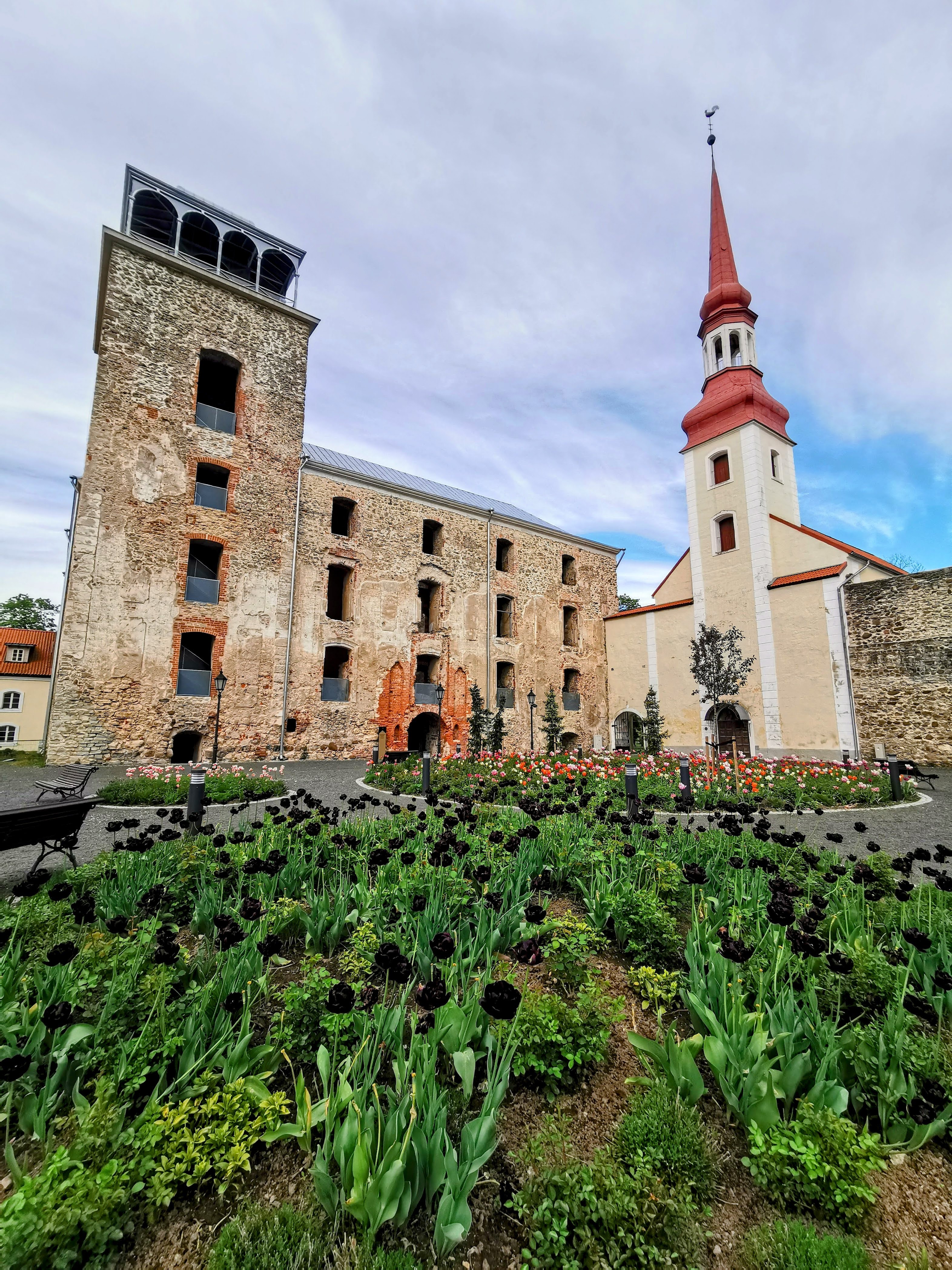 Kaunis Põltsamaa Lossihoov suvel