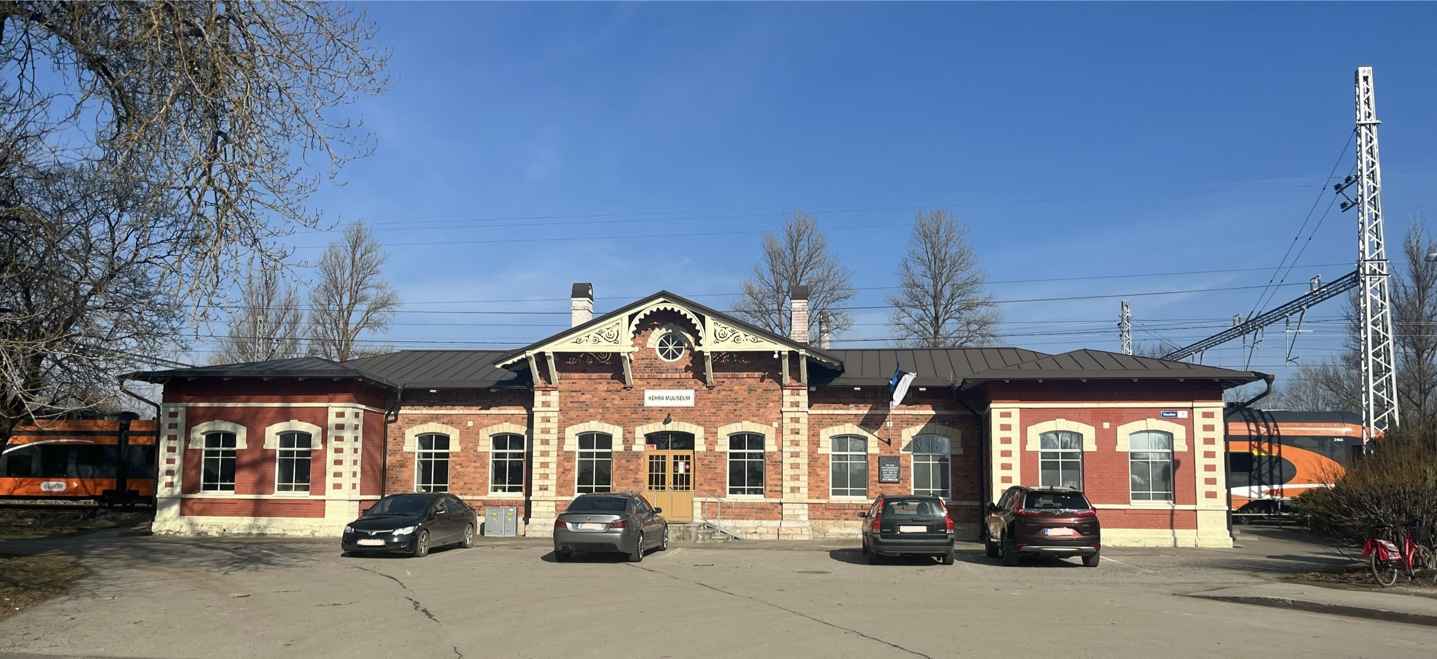 Kehra muuseumihoone kevadel