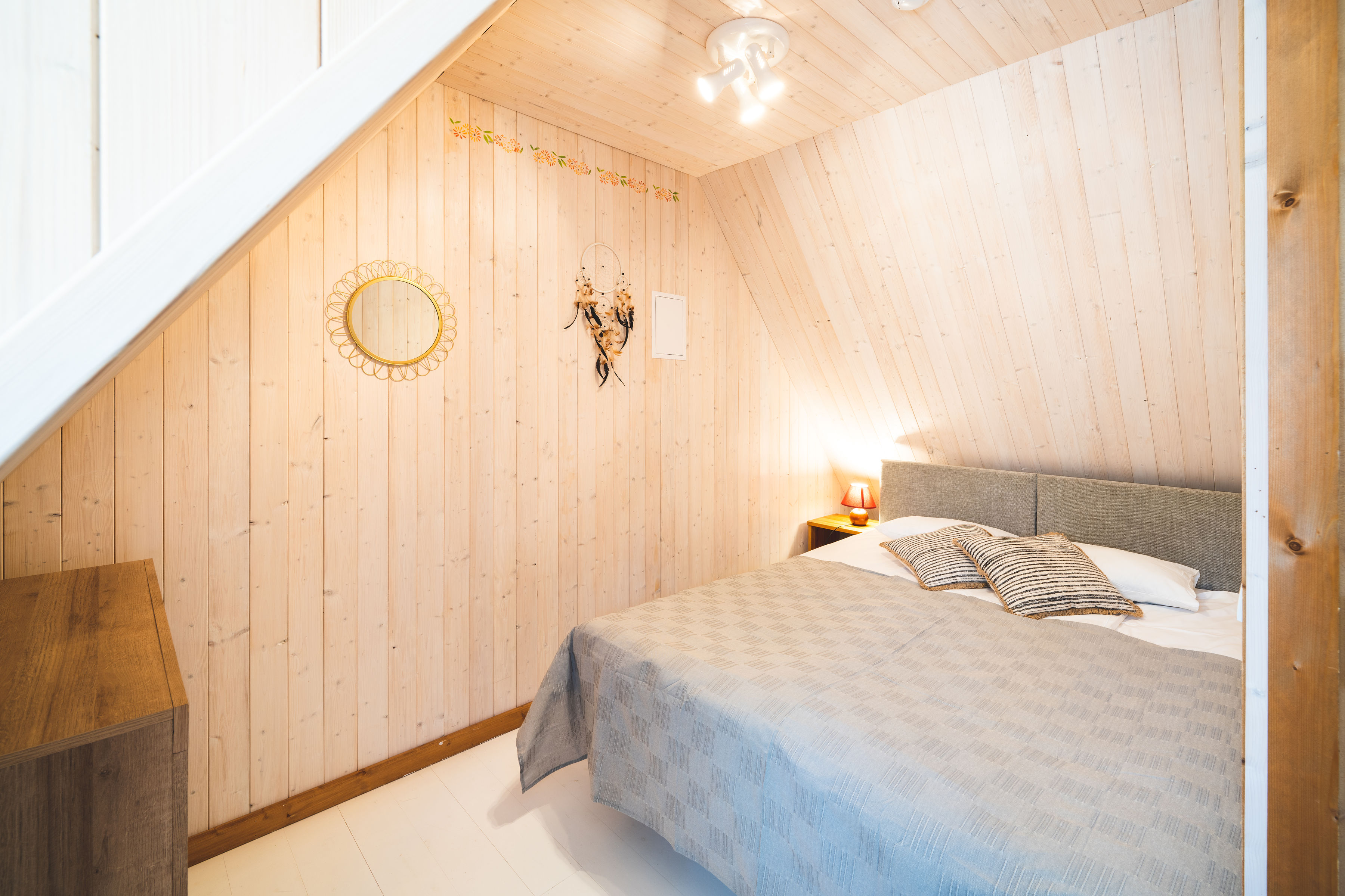 Laia voodiga magamistuba