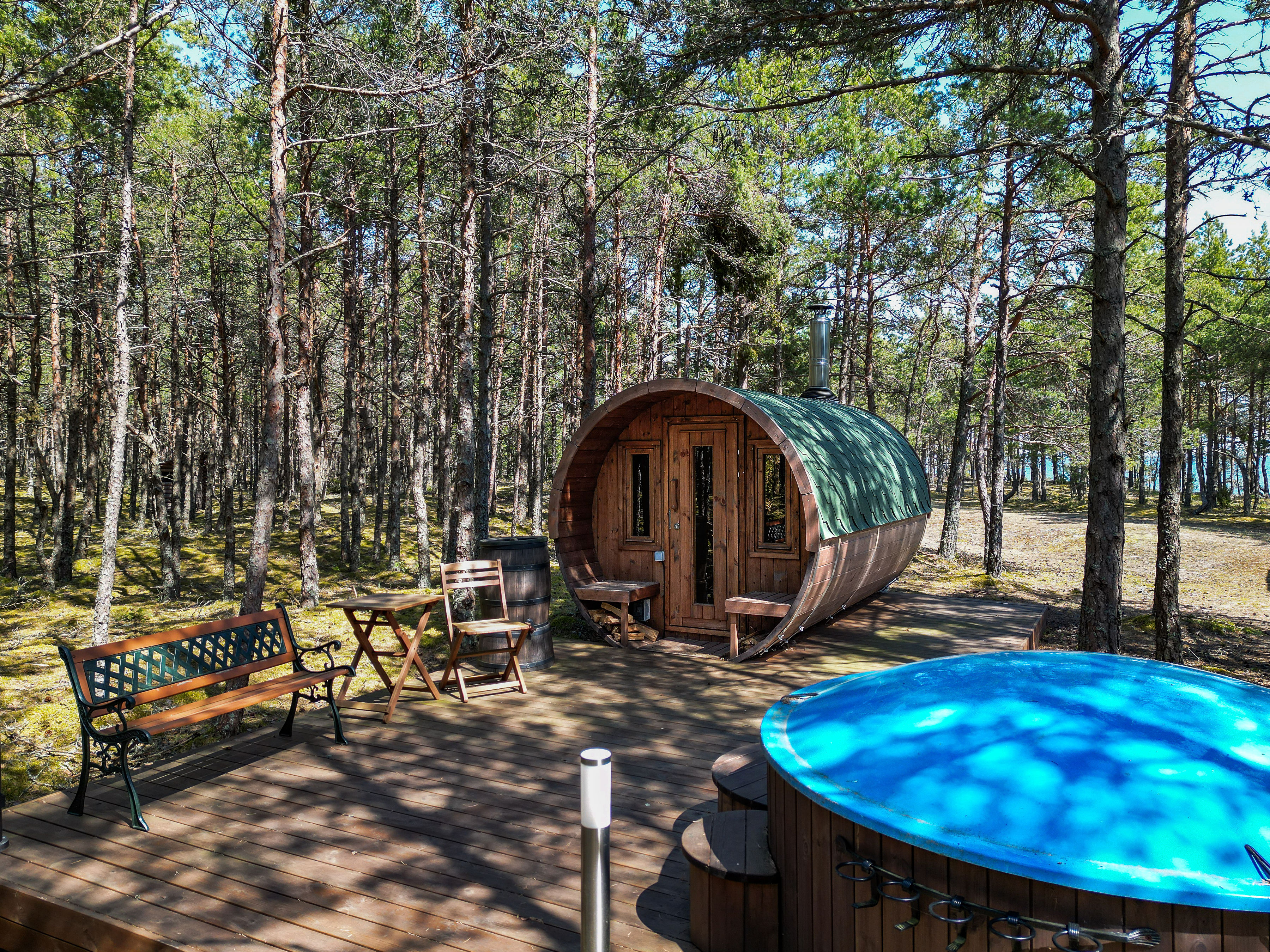 Saun ja kümblustünn mändide all