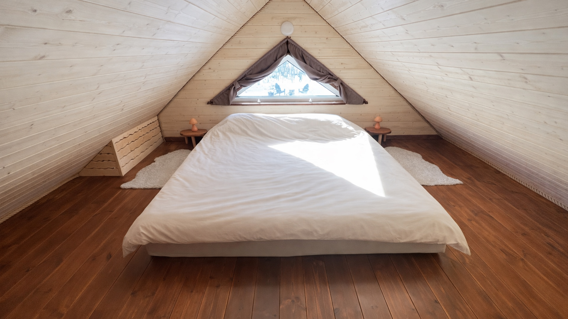 Hobu House puhkemaja magamislavats ühe suure voodiga