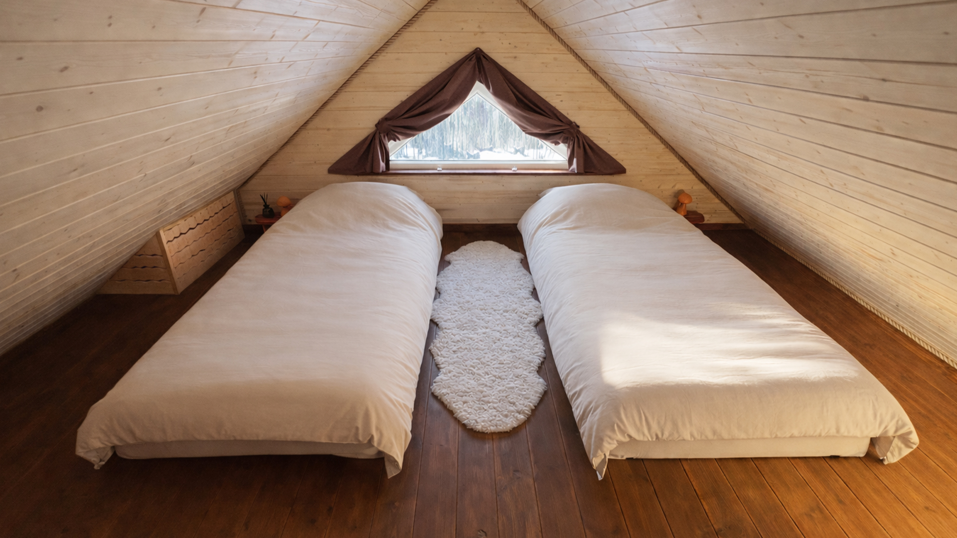 Hobu House puhkemaja magamislavats kahe twin voodiga