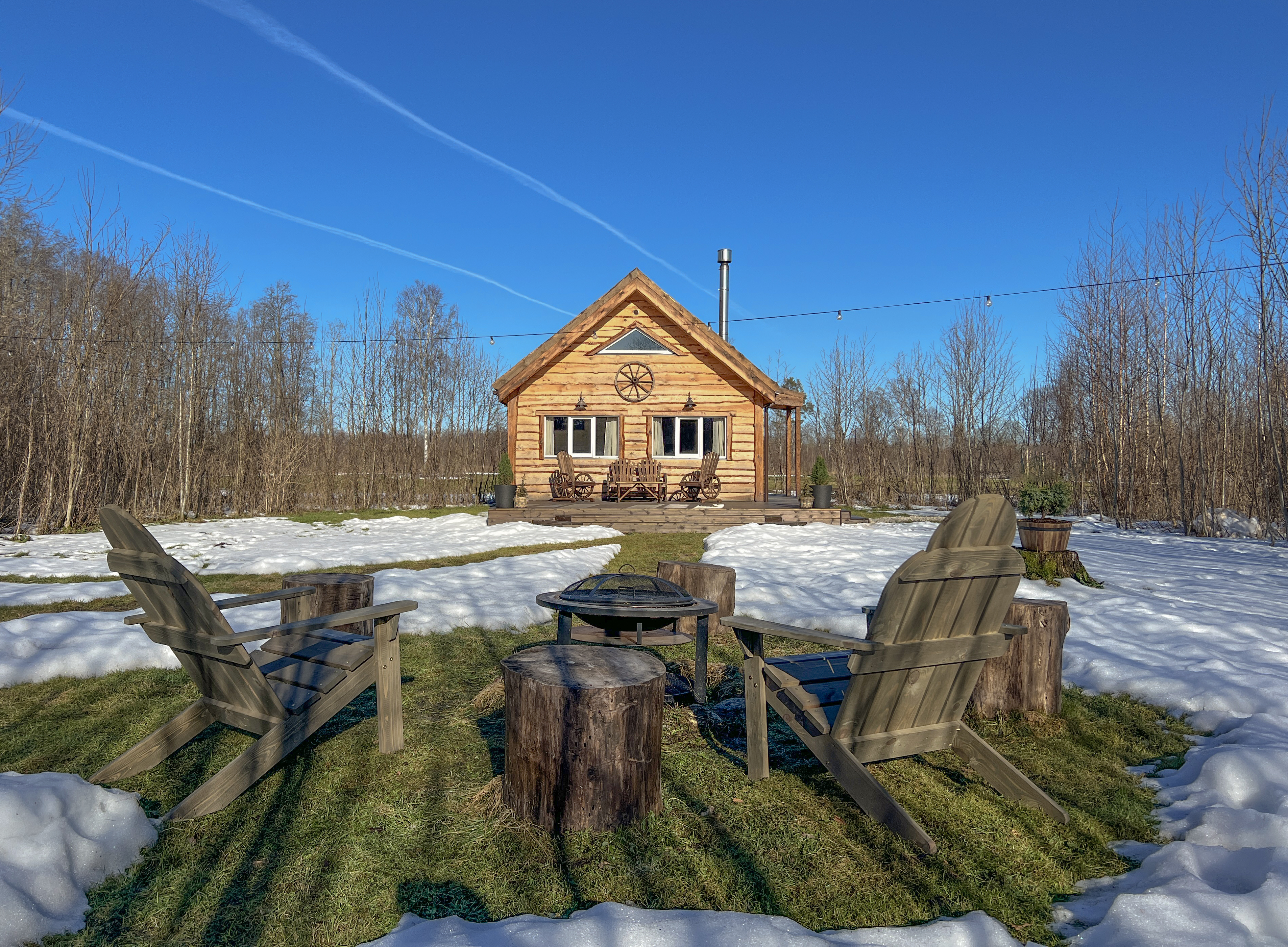 Hobu House puhkemaja väljast varakevadel koos lõkkeplatsiga