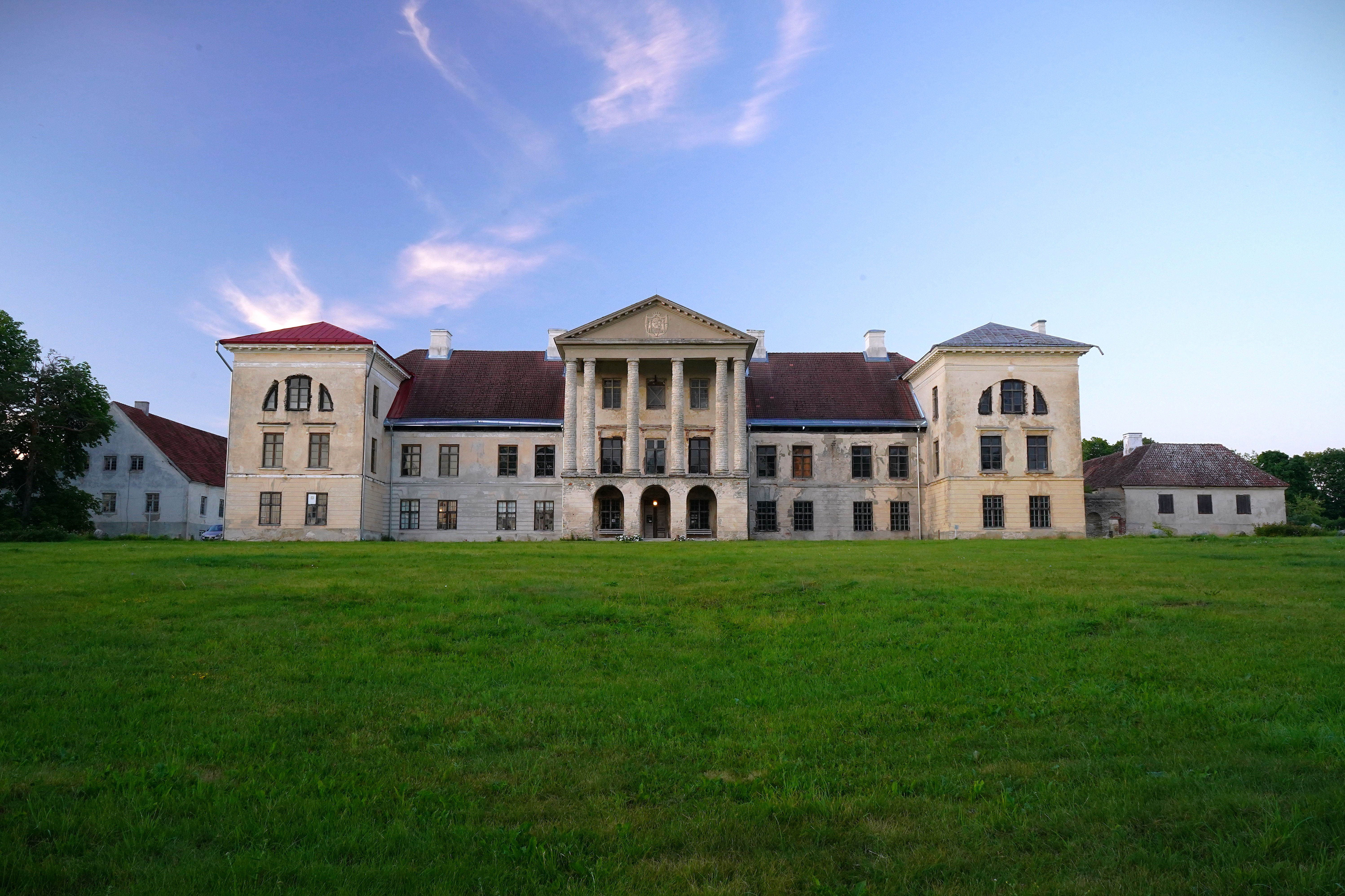 Ajahamba poolt puretud Kolga mõisa häärberis on võimalik tunnetada salapära ja ehedat ajaloo hõngu. Esimeste teadete järgi 13. saj. kuulus Kolga mõis 