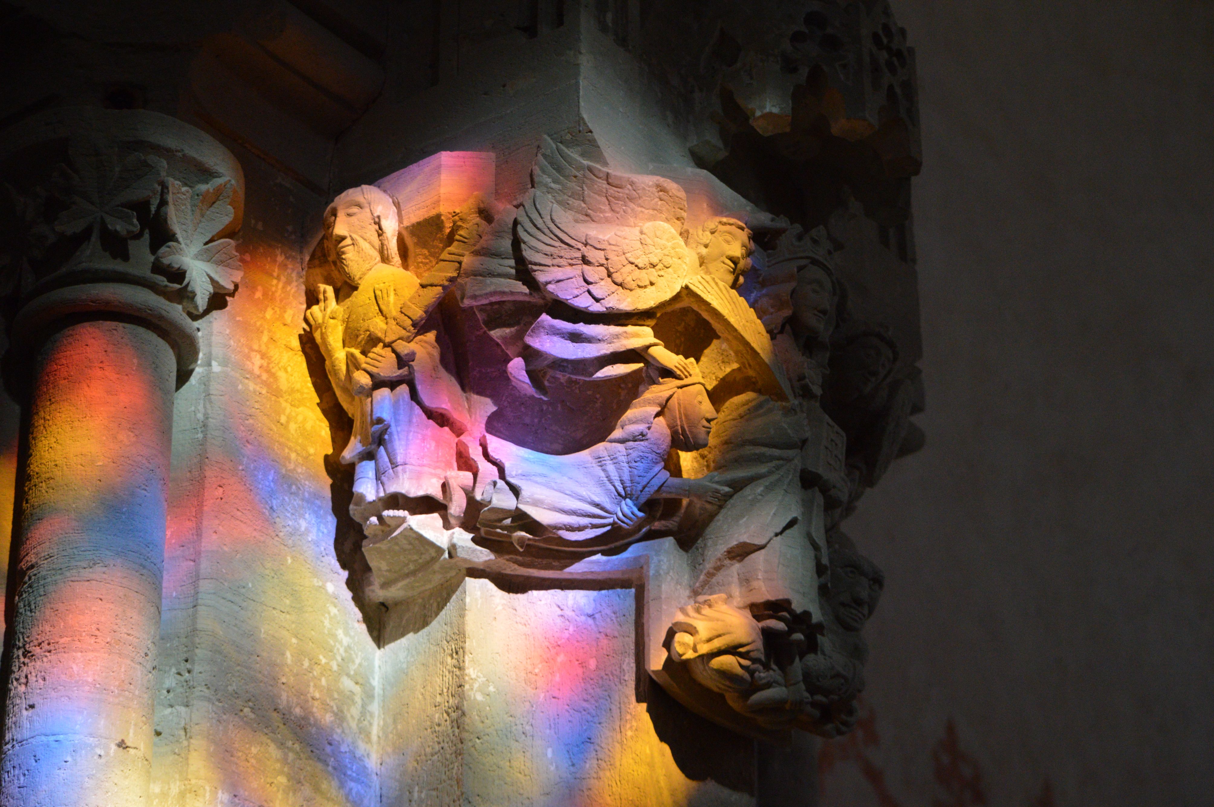 Lichtspiel an der Skulpturengruppe der Heiligen Katharina