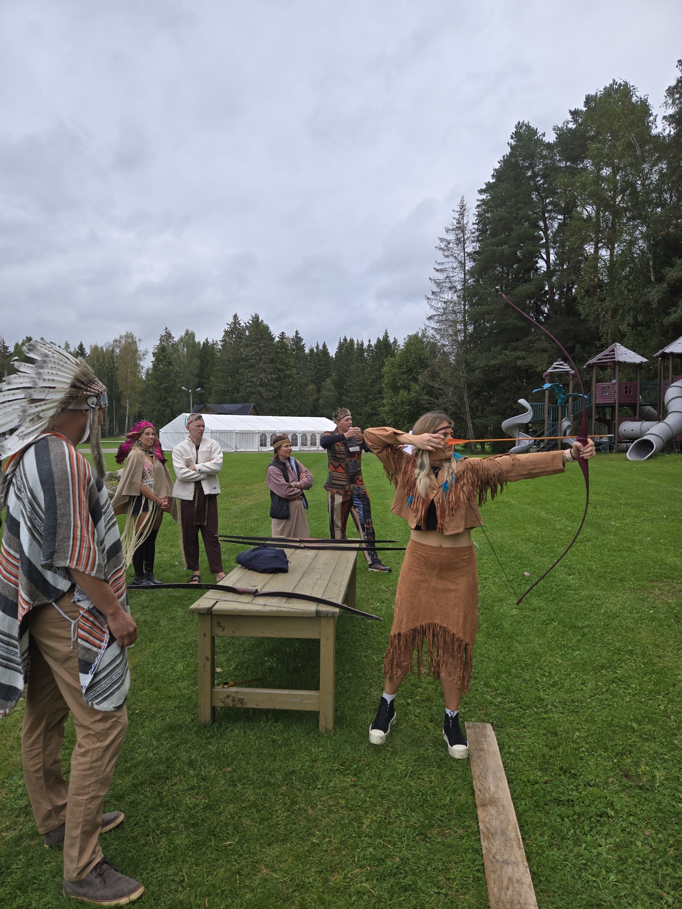 Vibulaskmine Paunkülas indiaanlaste kostüümis