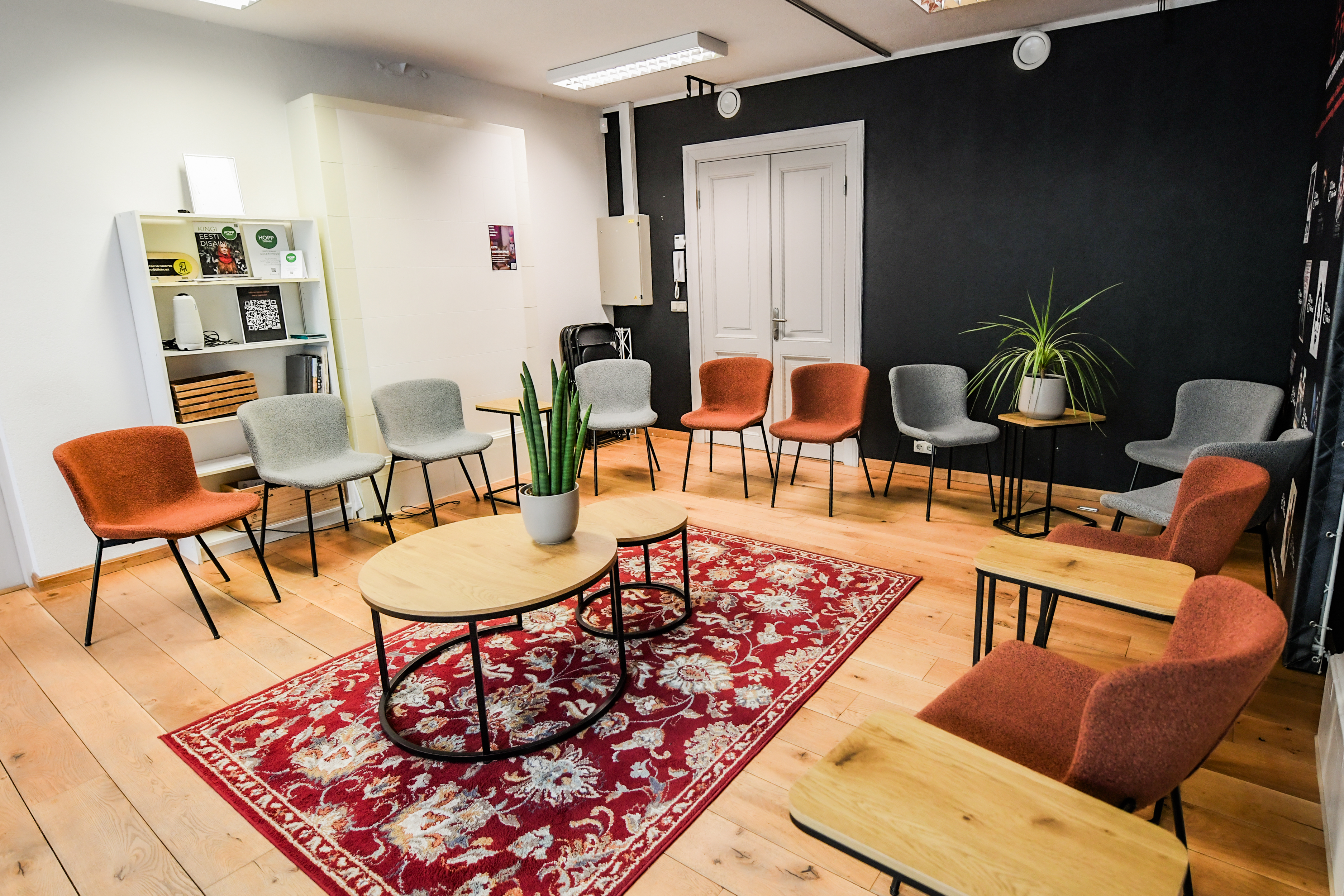 HUBi Pääsuke on lounge-tüüpi koosolekuruum, mahub kuni 10 inimest