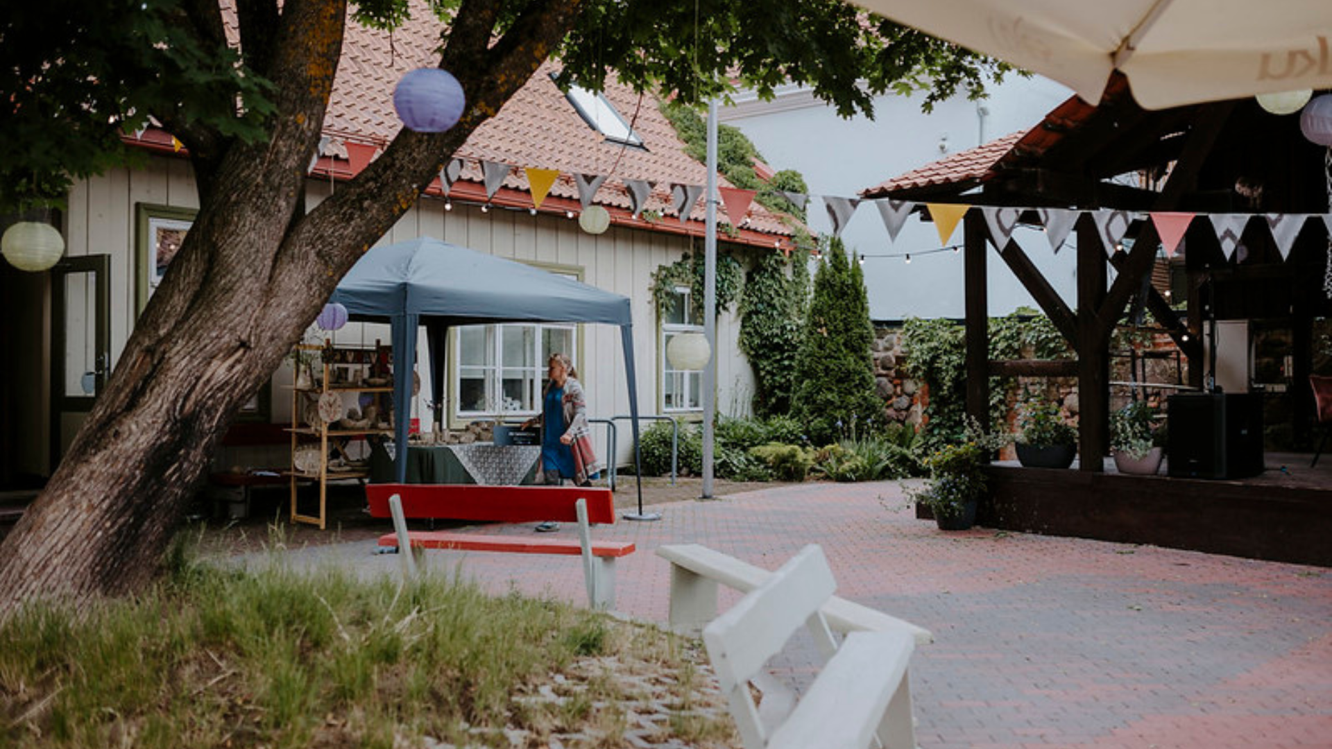 Antoniuse õu suviselt kaunistatud