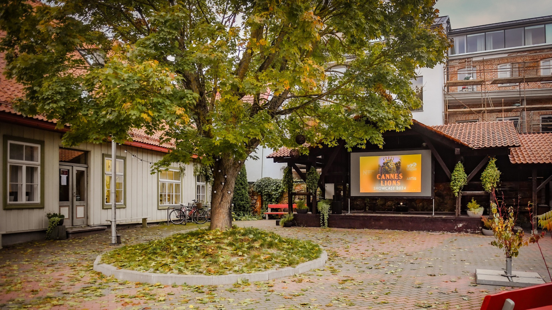 Antoniuse õu sügisel