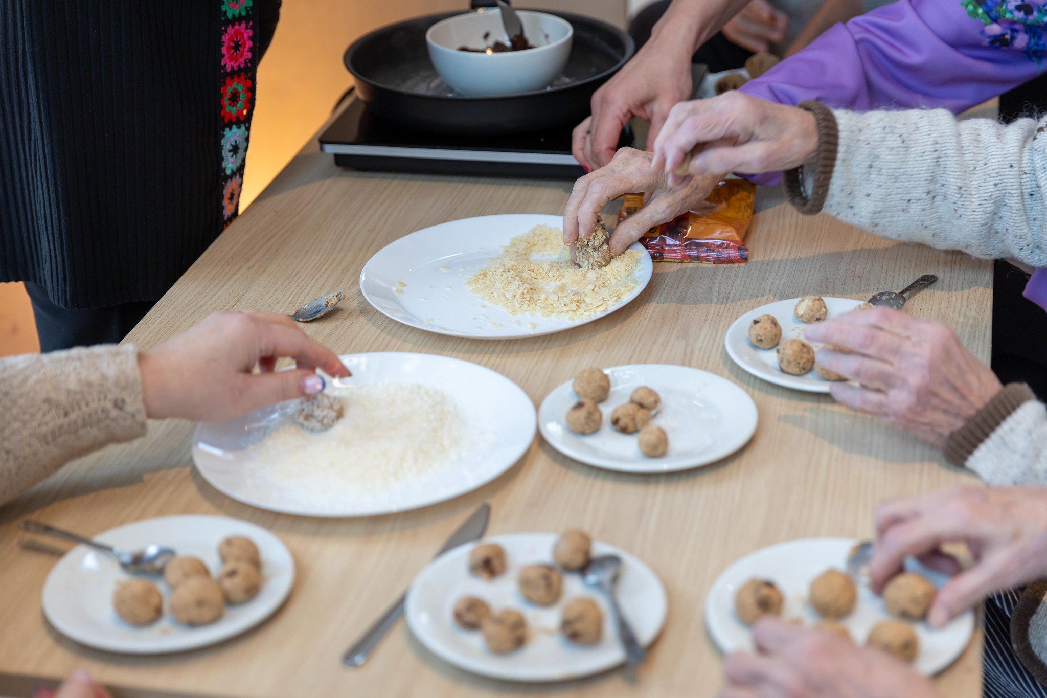 Mulgi Elamuskeskuse töötoas kamatrühvlite kaunistamine