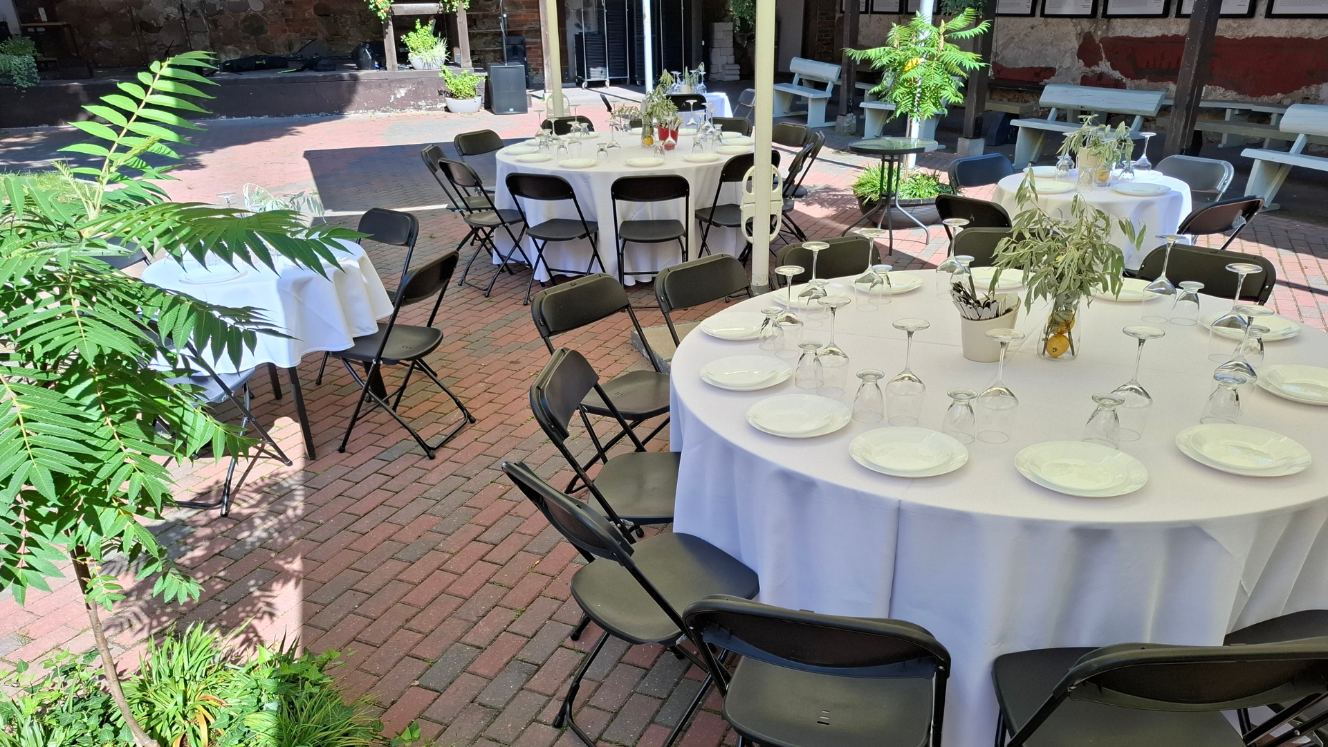 Kaetud lauad Antoniuse õuel