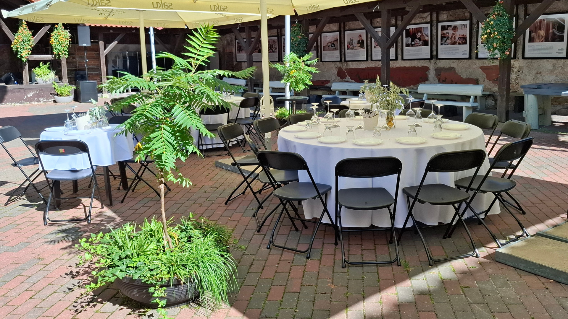 Suvi ja kaetud lauad Antoniuse õuel