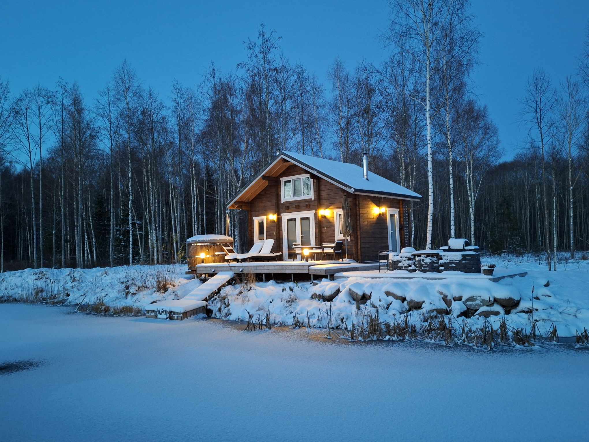 Metsavahi puhketalu saunamaja talvel