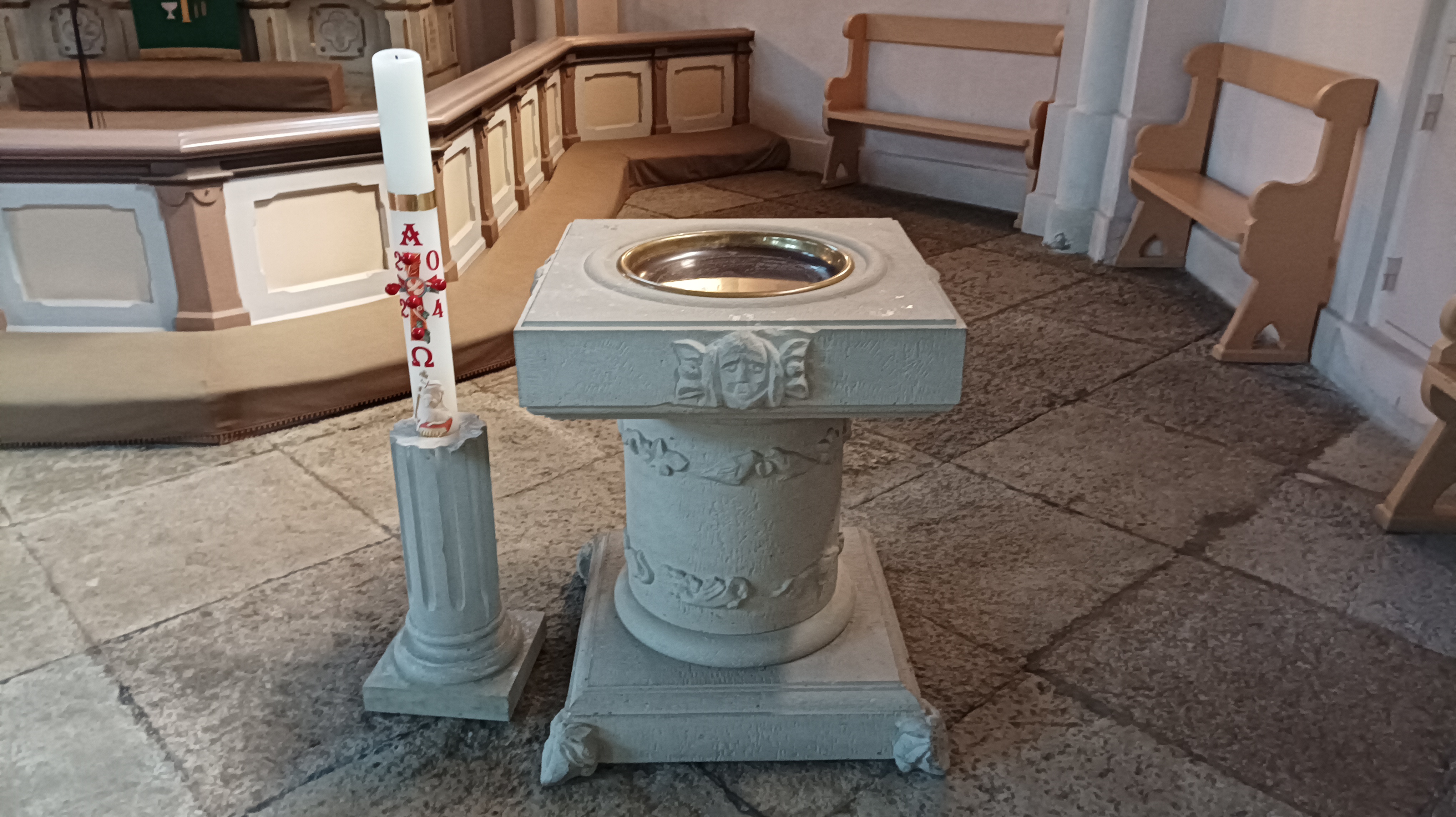 Ristimiskivi Rapla kirikus