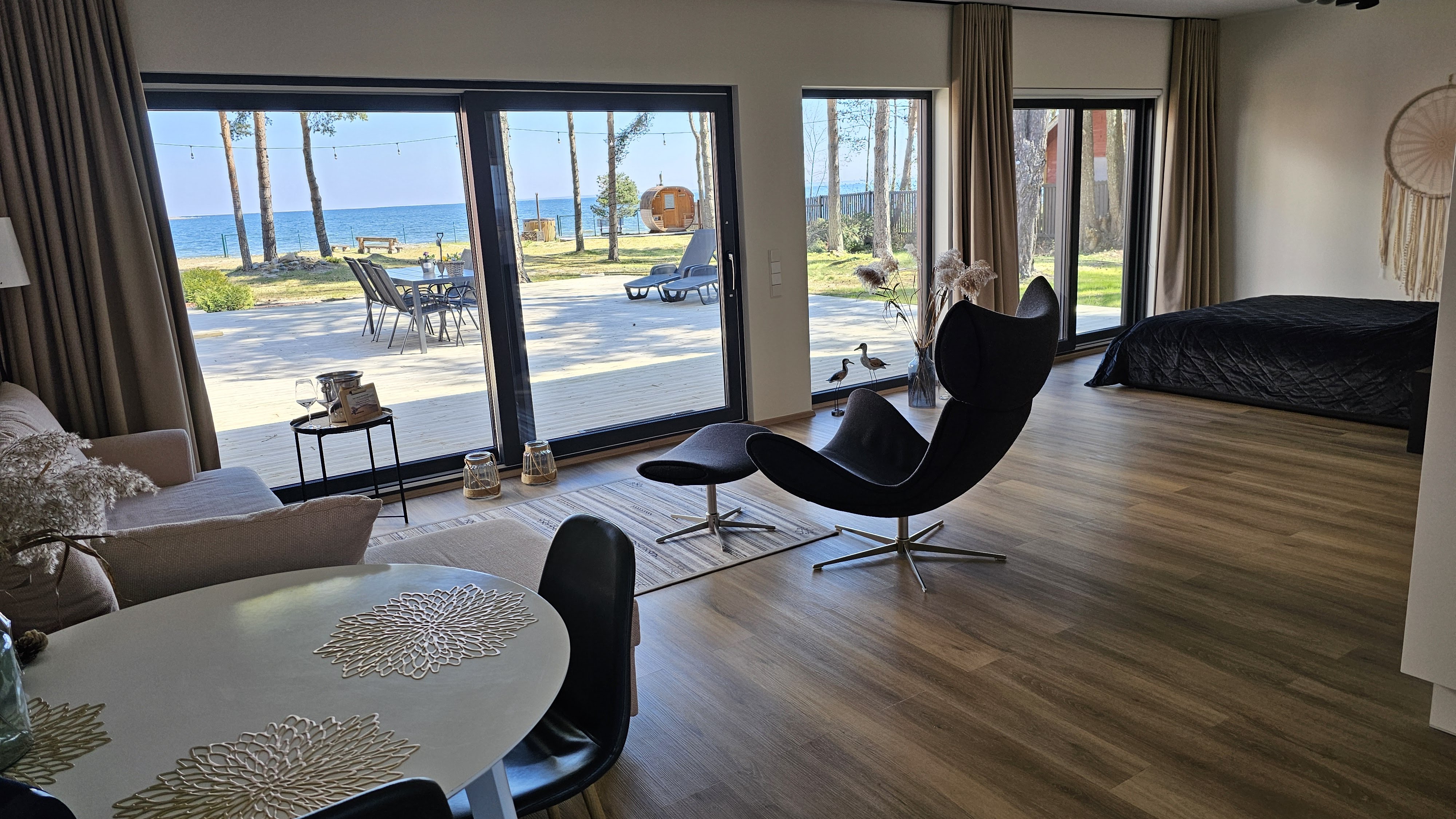 vaade Haapse Rannamajast merele/ terrassile/ saunale ja tünnile