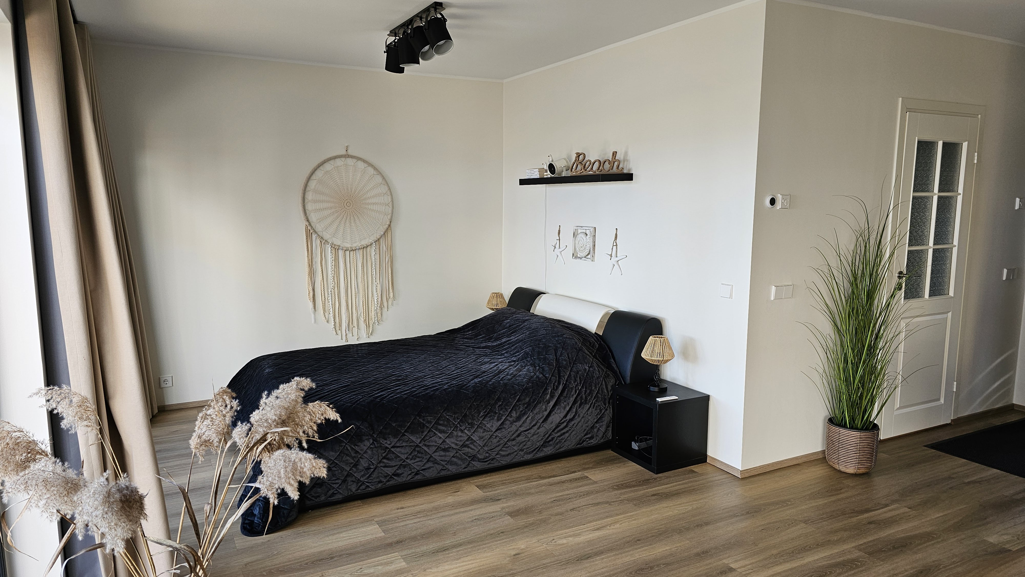 voodi, suurtest akendest vaade merele