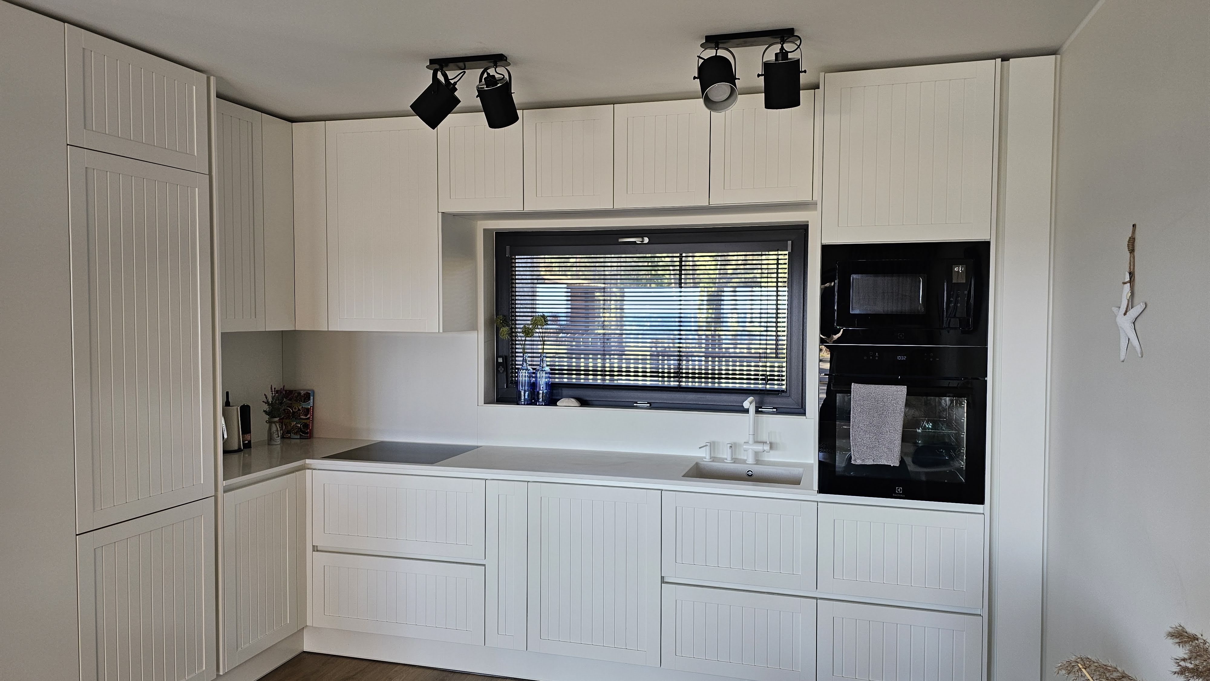 täisvarustusega köök, kõik tarvikud, veekeetja, röster, nõudepesumasin, ahi, mikrouun