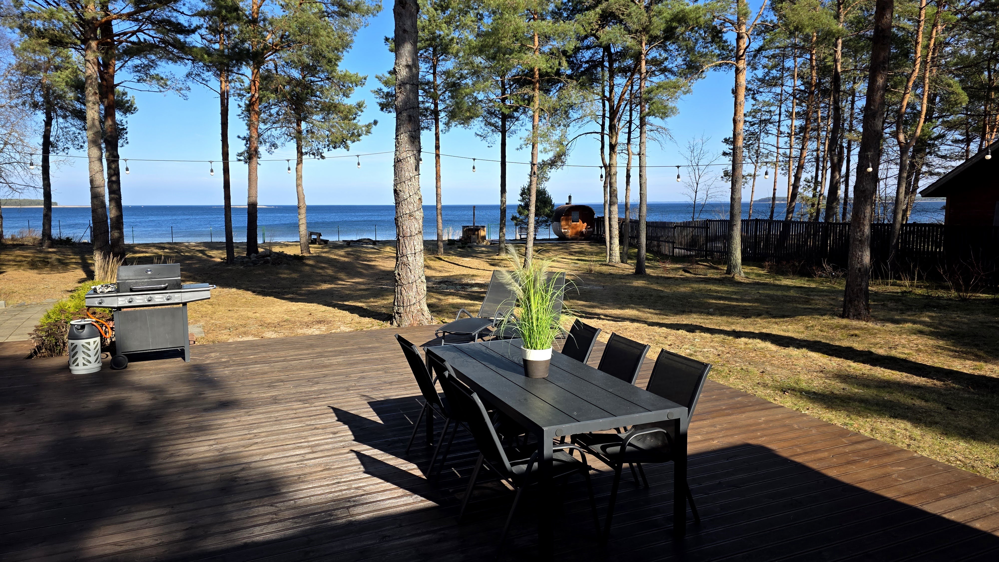 terrass  vaatega merele, gaasigrill