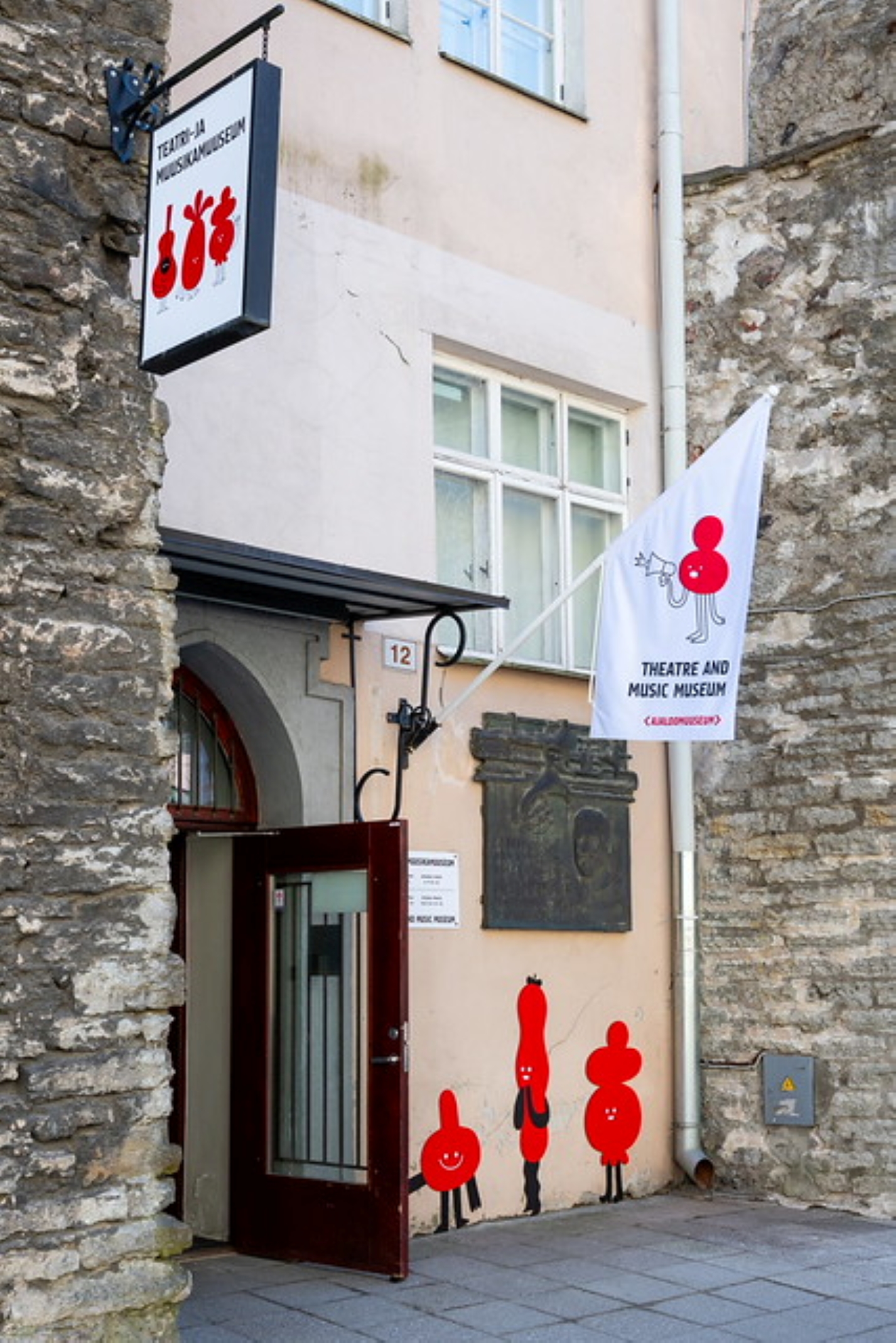 Viron teatteri- ja musiikkimuseo keskittyy teatterin ja musiikin historiaan. Juhlimme museon satavuotista taivalta (museo on perustettu 22. maaliskuut