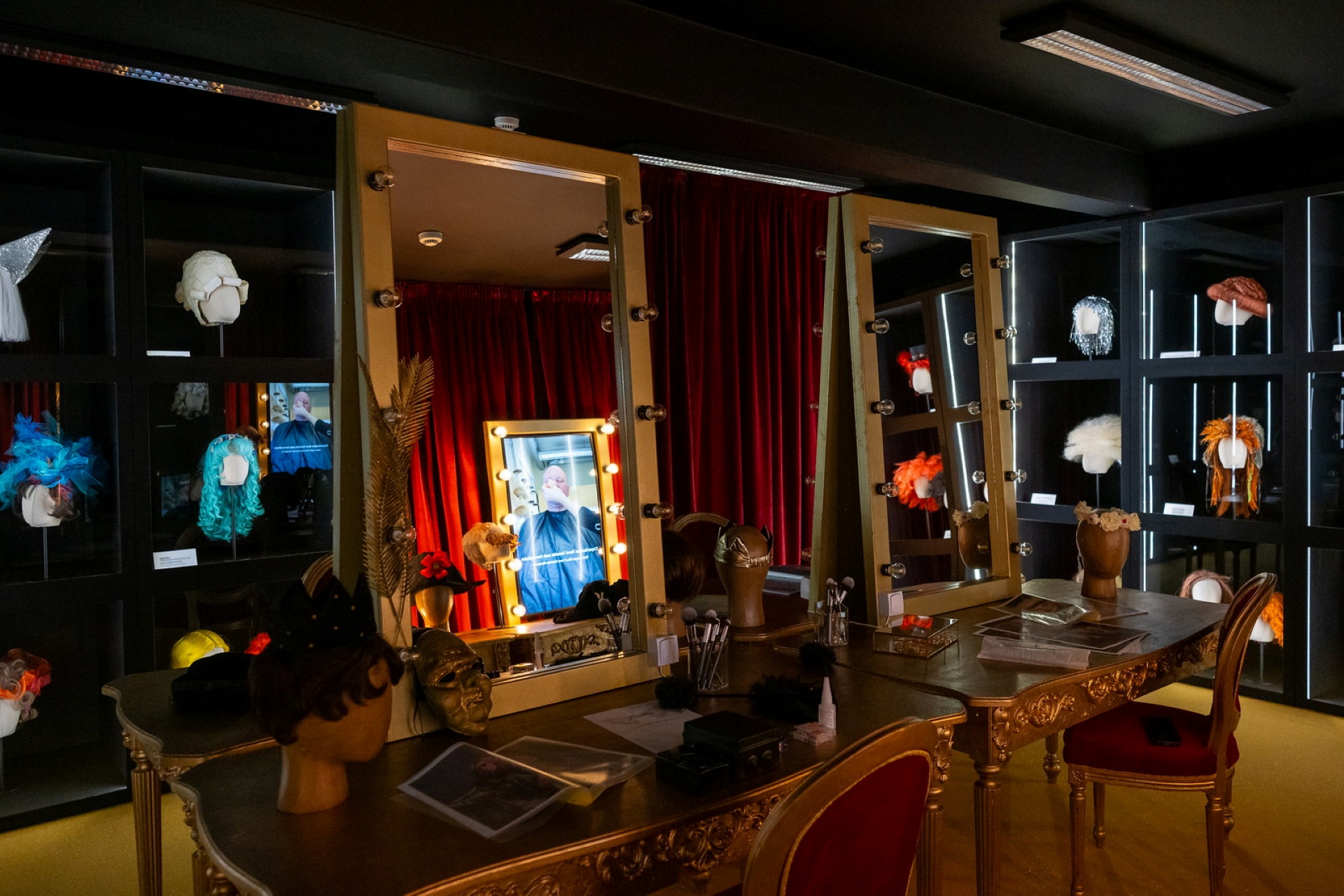 Eesti Teatri- ja Muusikamuuseumi grimmiruumi näituse vaade