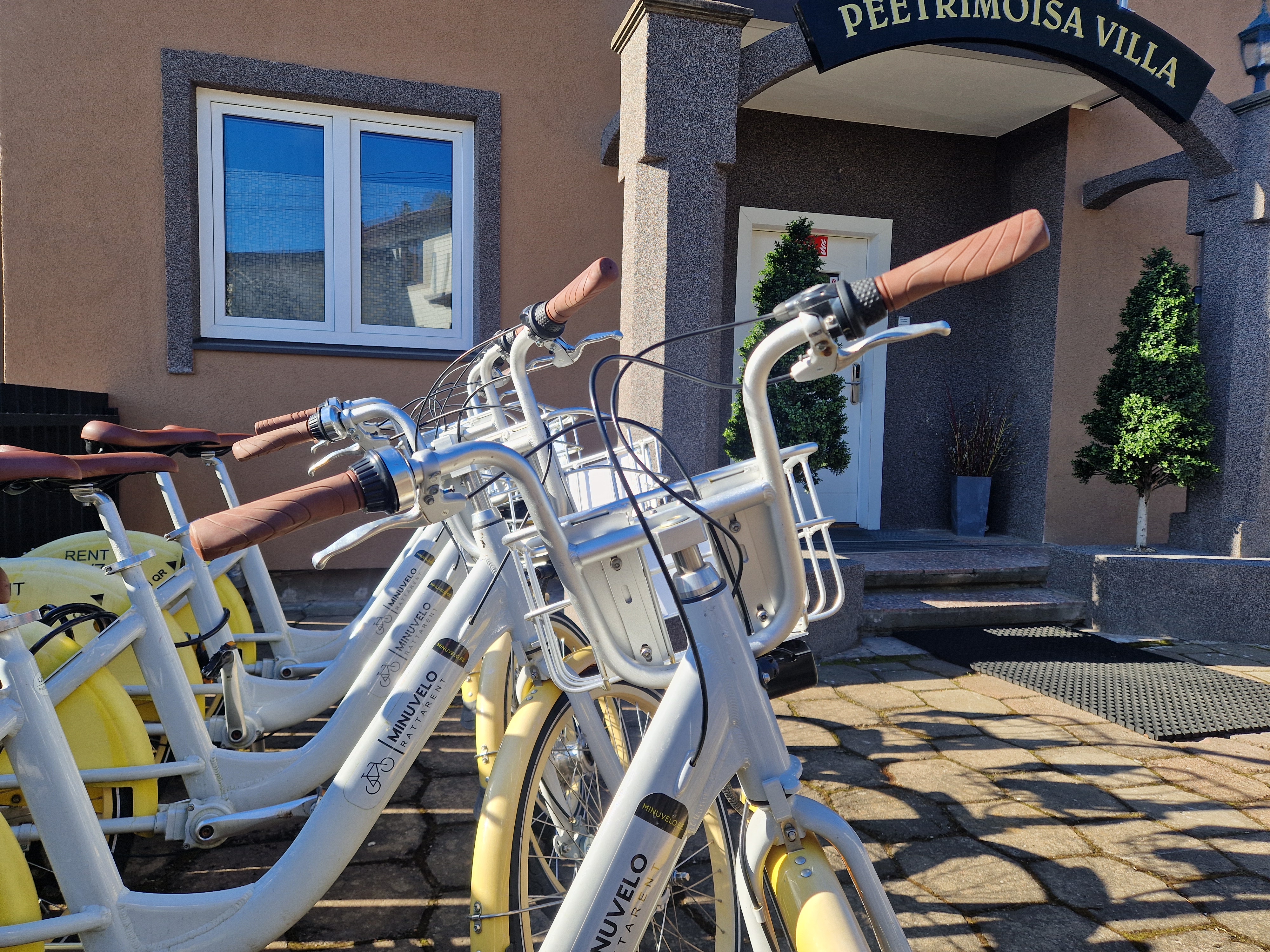 Minuvelo Rattad Peetrimõisa Villa juures
