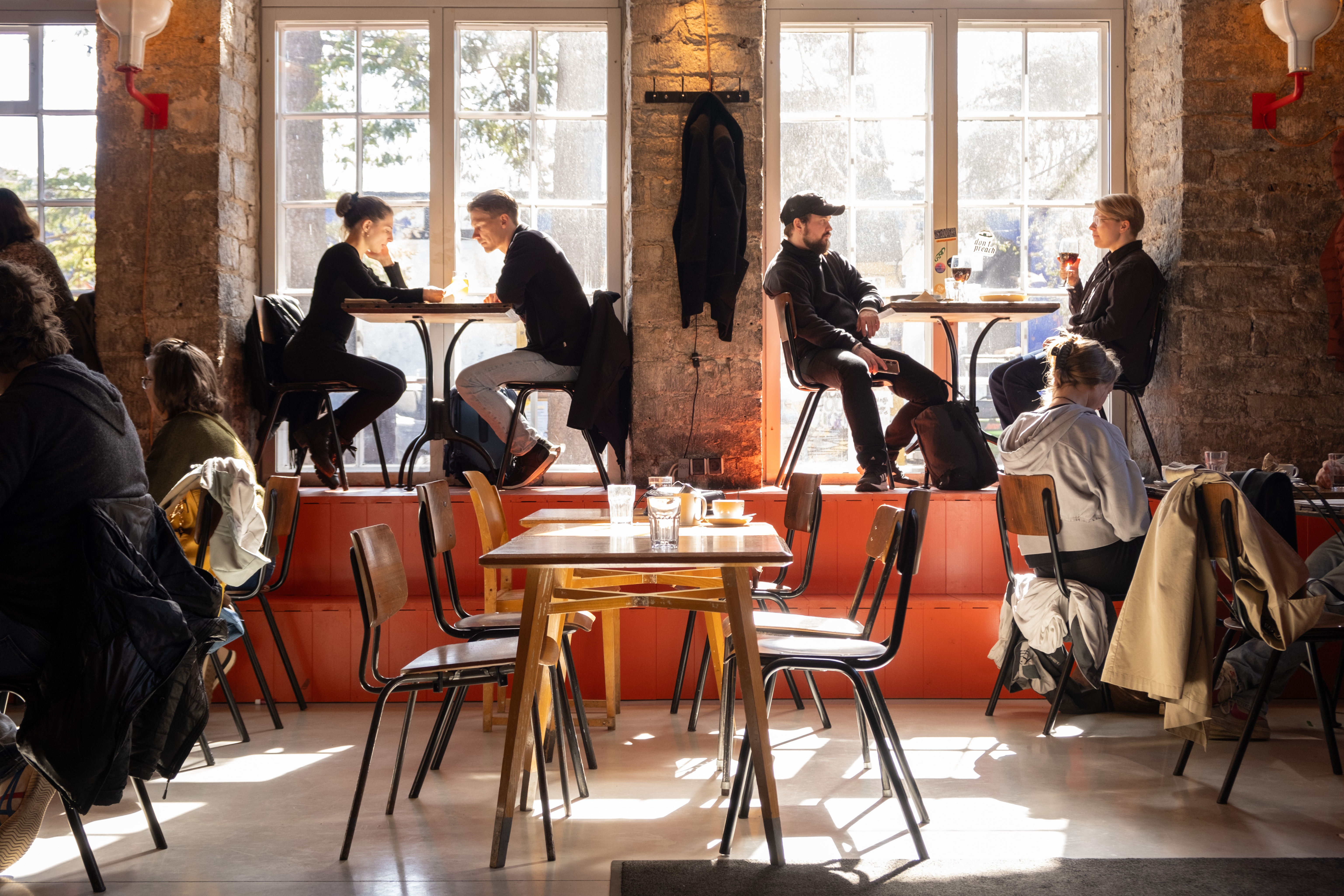 Inimesed nautimas melu F-hoone restoranis