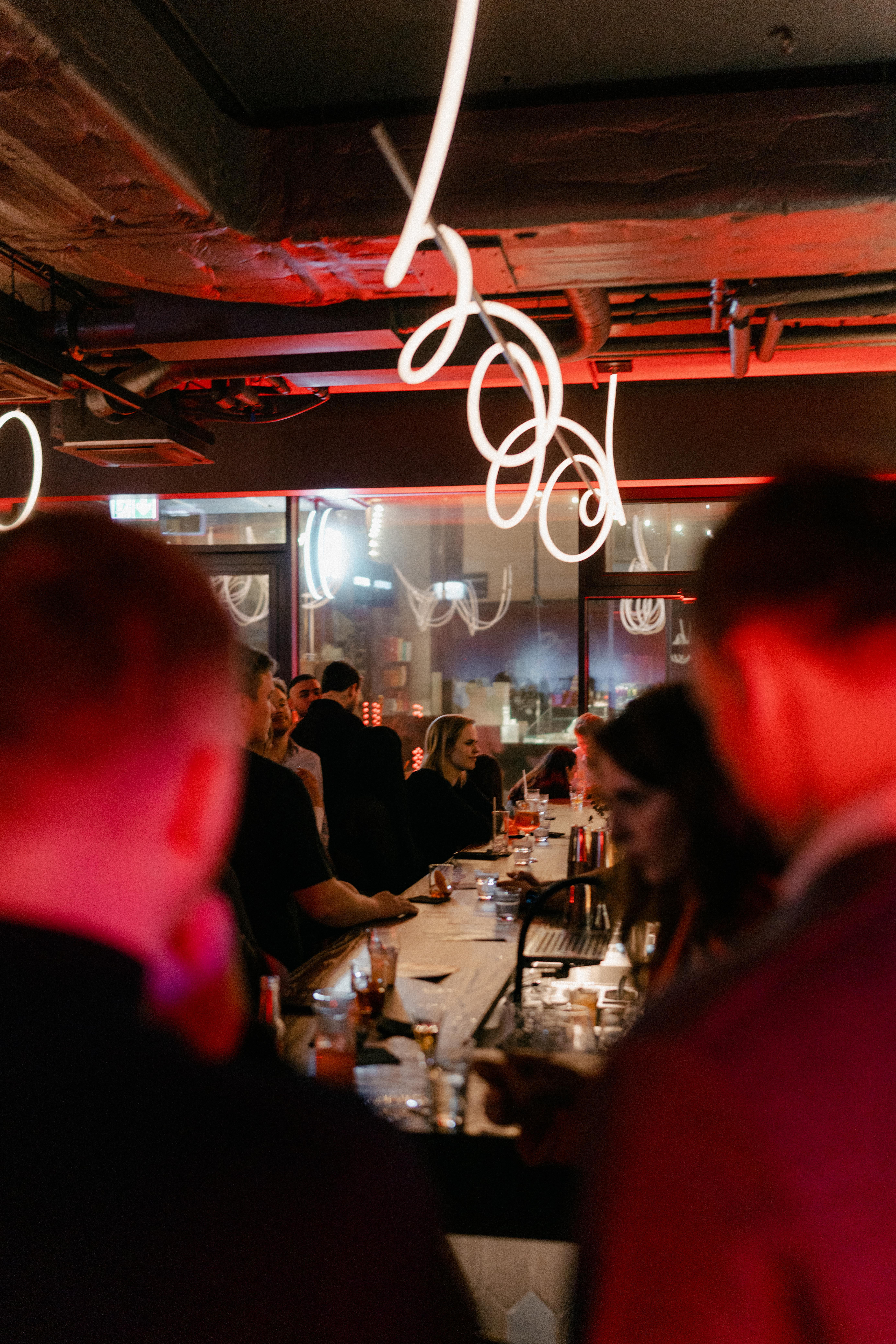 Mnemonic baar, Tallinna ööelu nautivad inimesed