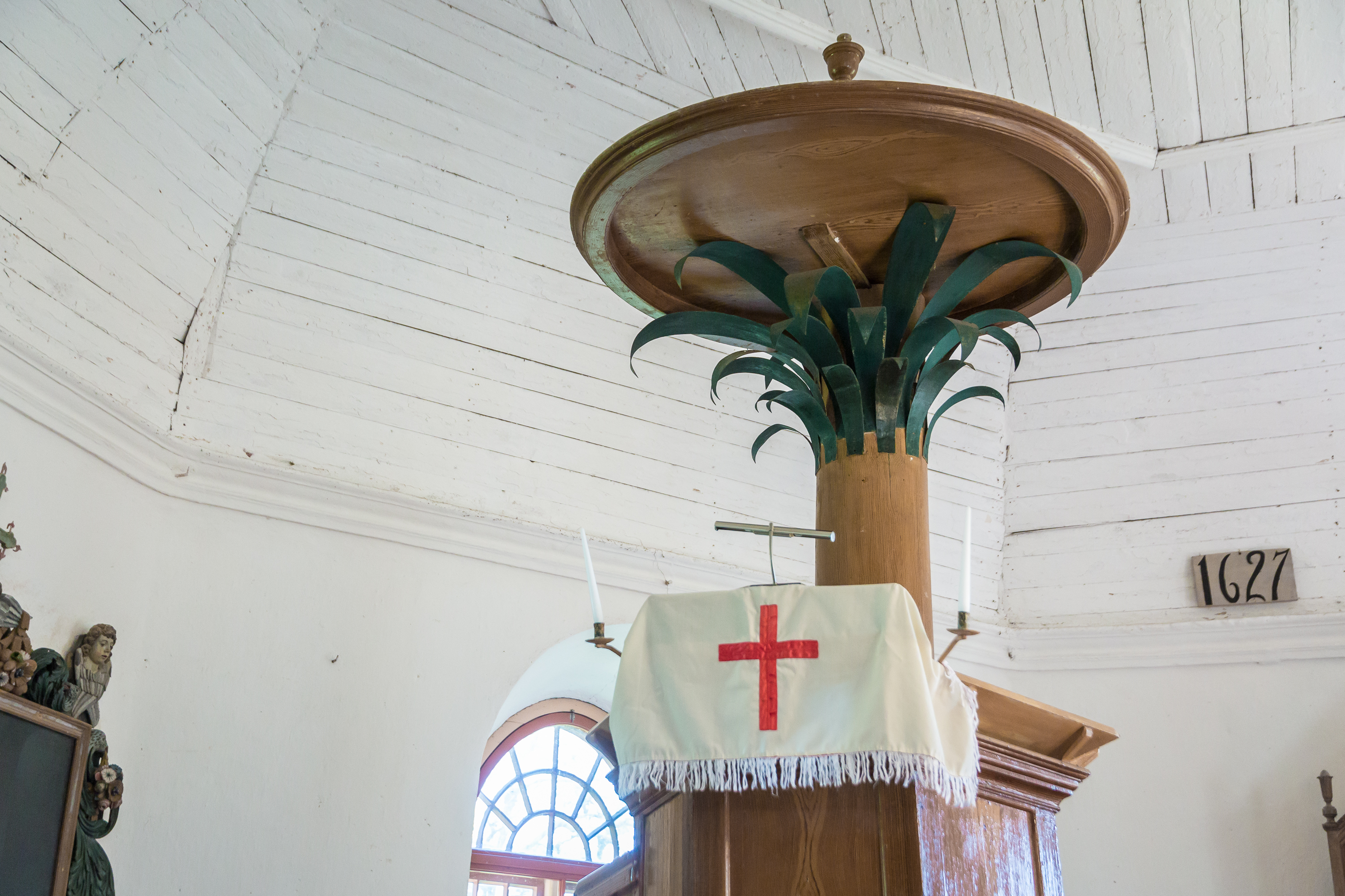 Puidust palmipuu kujuline kantsel