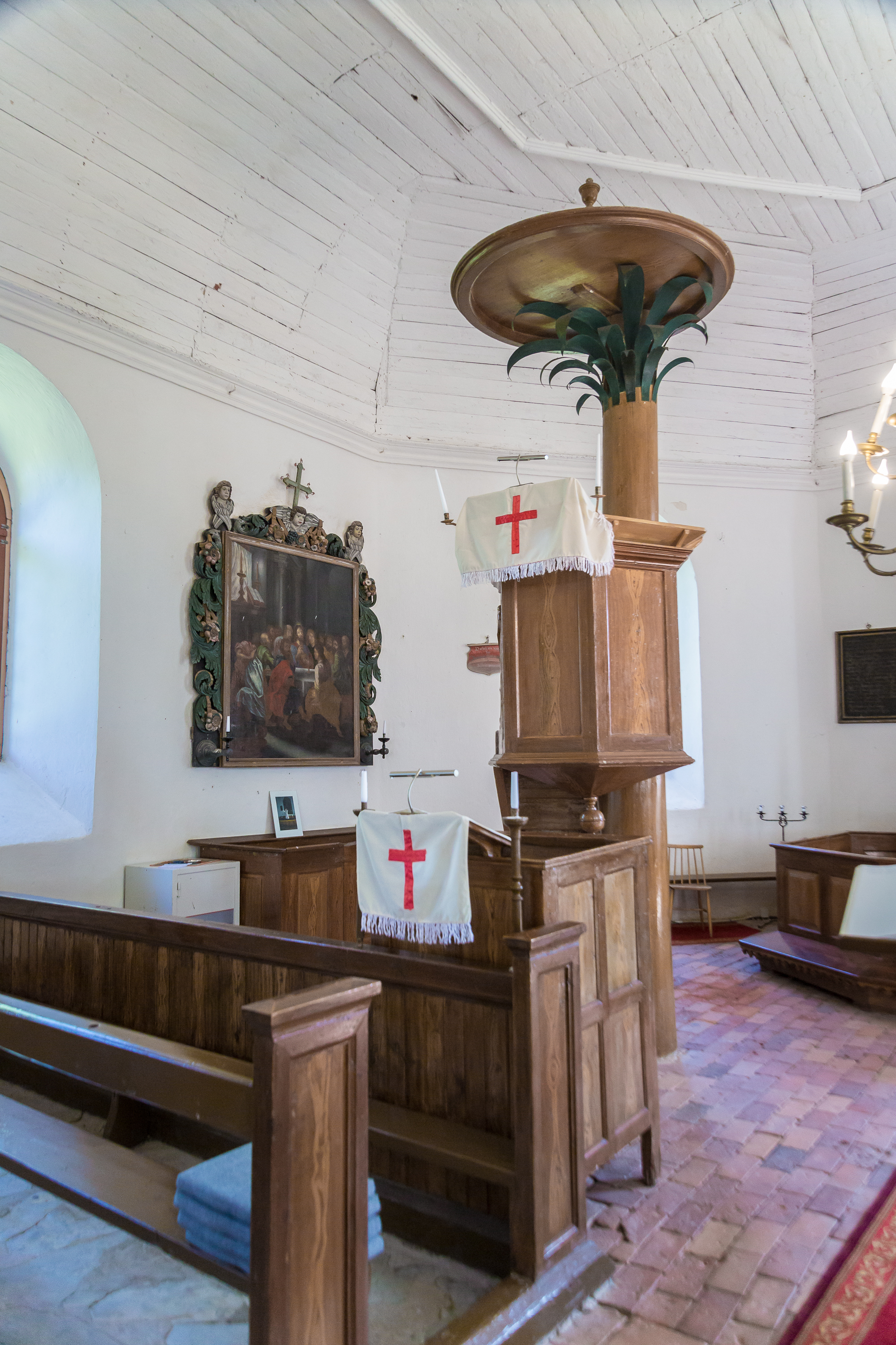 Puidust palmipuu kujuline kantsel