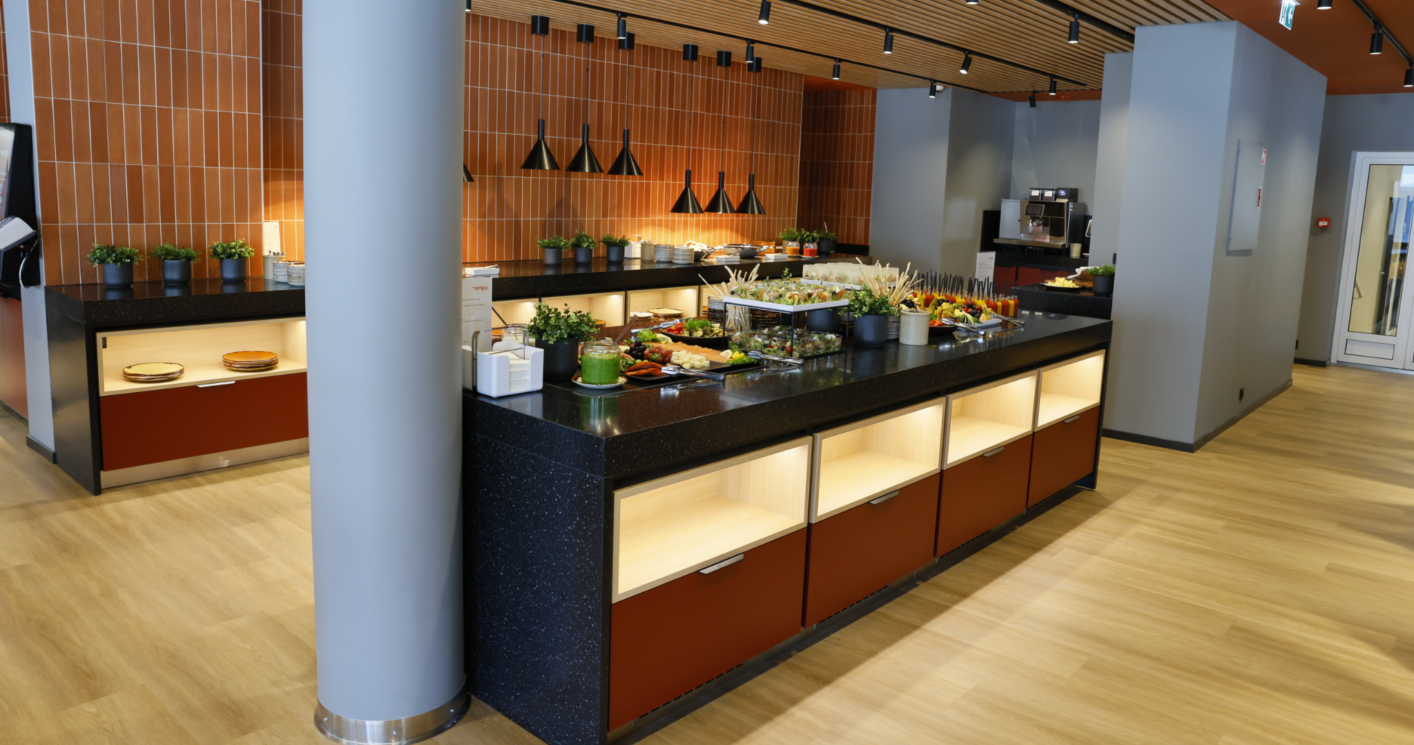 Buffet-ala üldvaade, mahedates toonides restorani teevad elavaks telliskivipunased sisustuselemendid